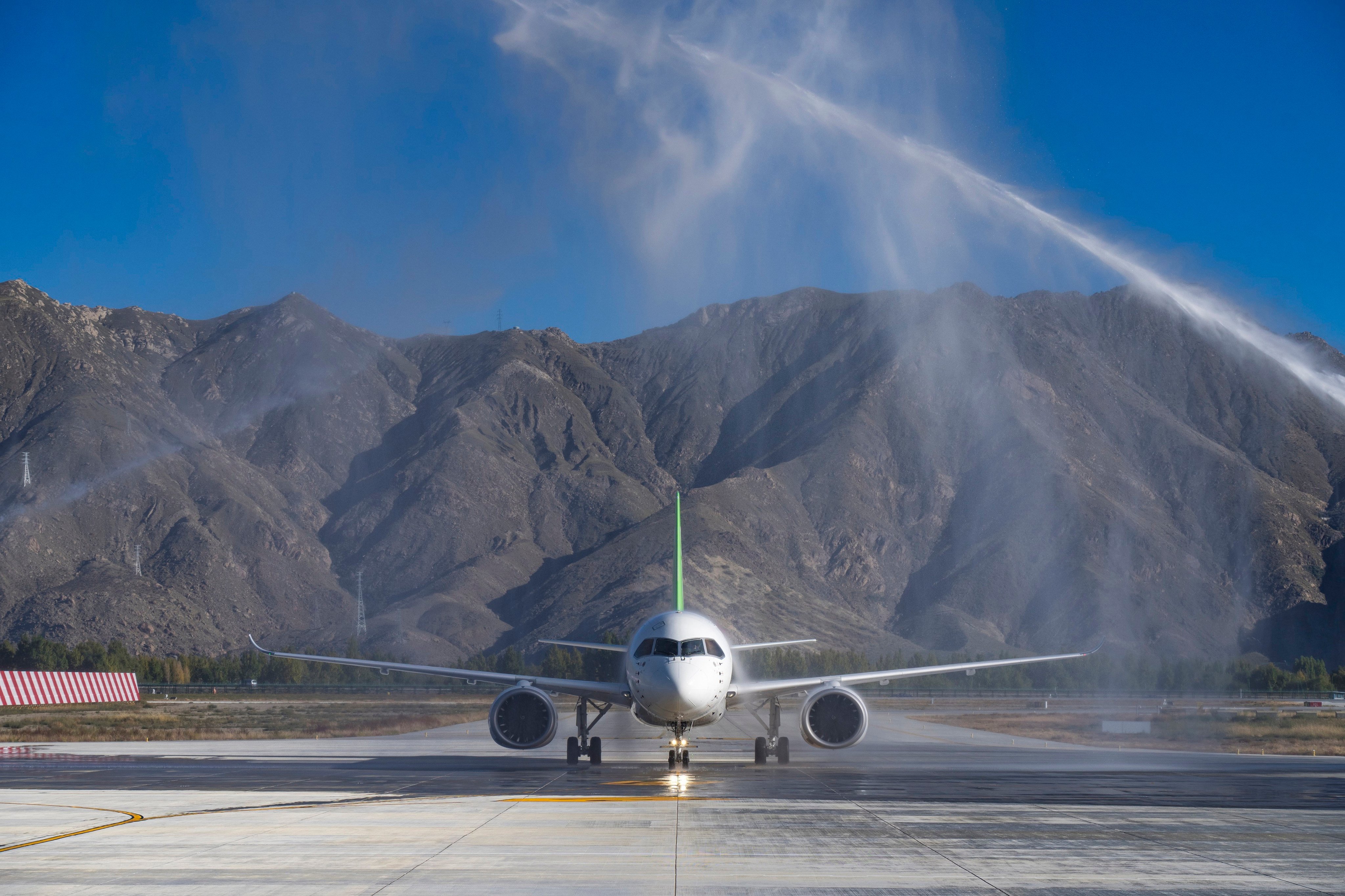 China’s first home-grown narrowbody civilian aircraft flew to the capital of the Tibet autonomous region for the first time on Thursday. Photo: CCTV