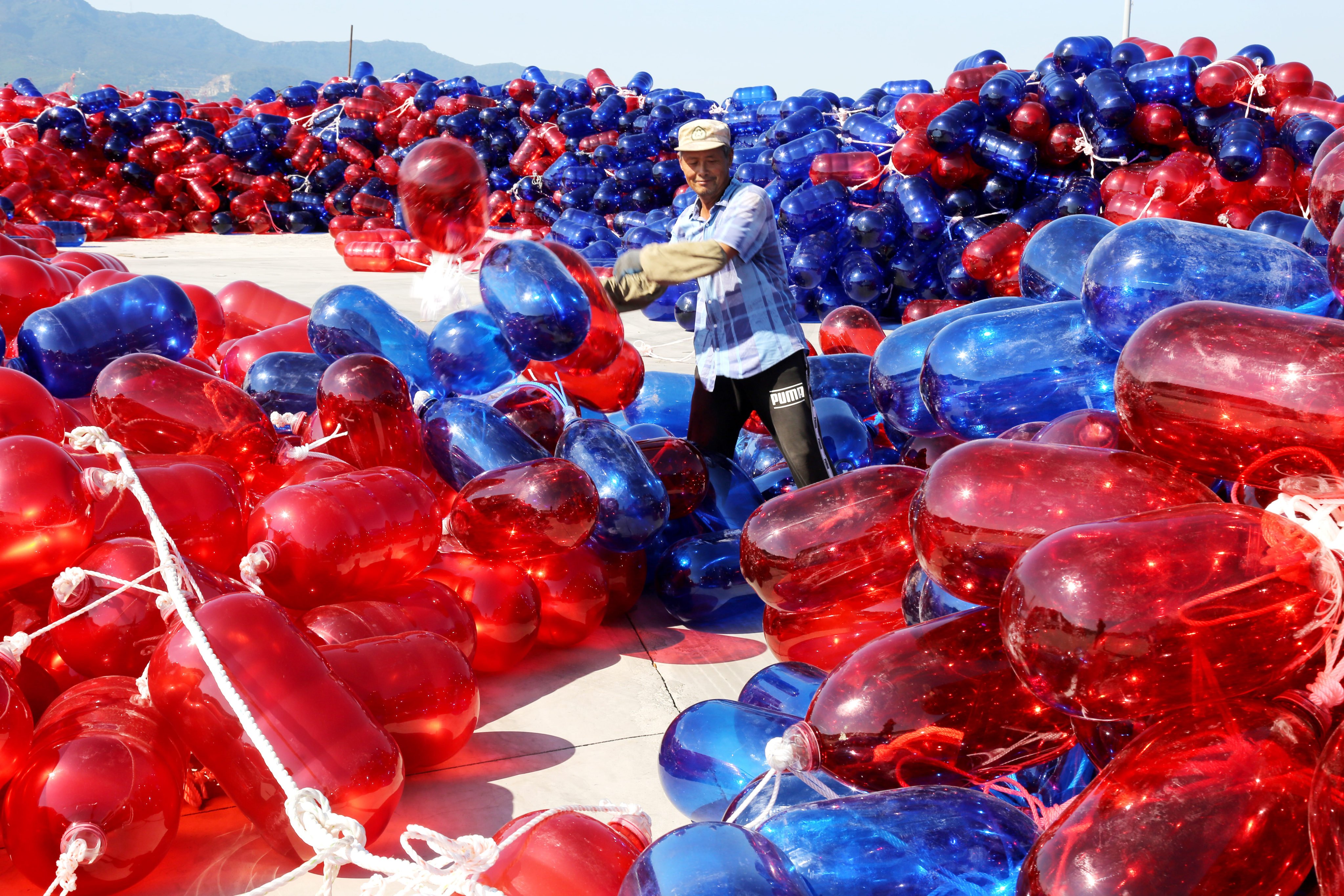 A fishermen in the coastal aquaculture area of ​​Lianyun District, Lianyungang City, Jiangsu province. Photo: CFOTO/Future Publishing via Getty Images