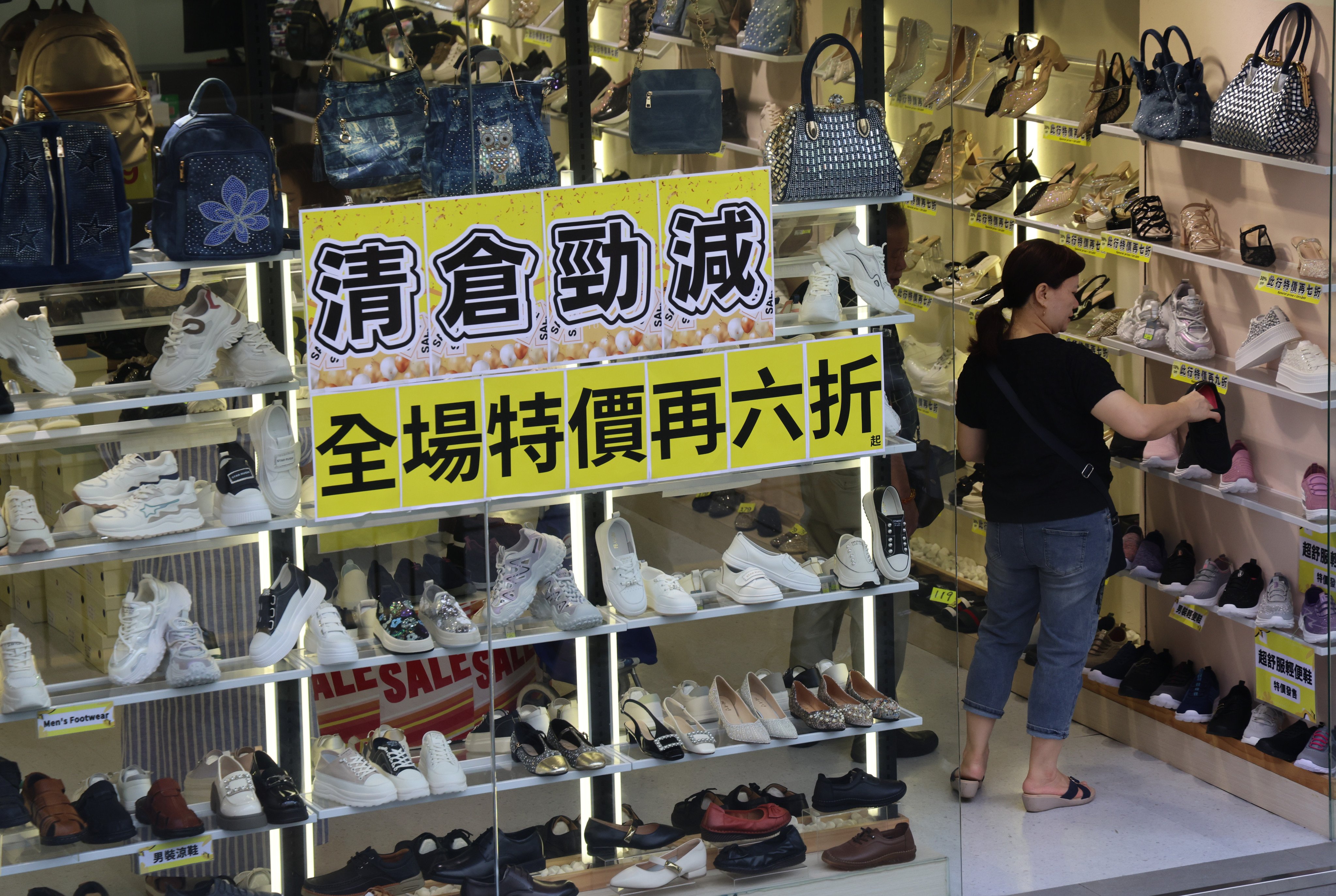 A rising number of Hong Kong SMEs are struggling with cash flow, loss of business, and an exodus of investors and patrons. Photo: Jelly Tse