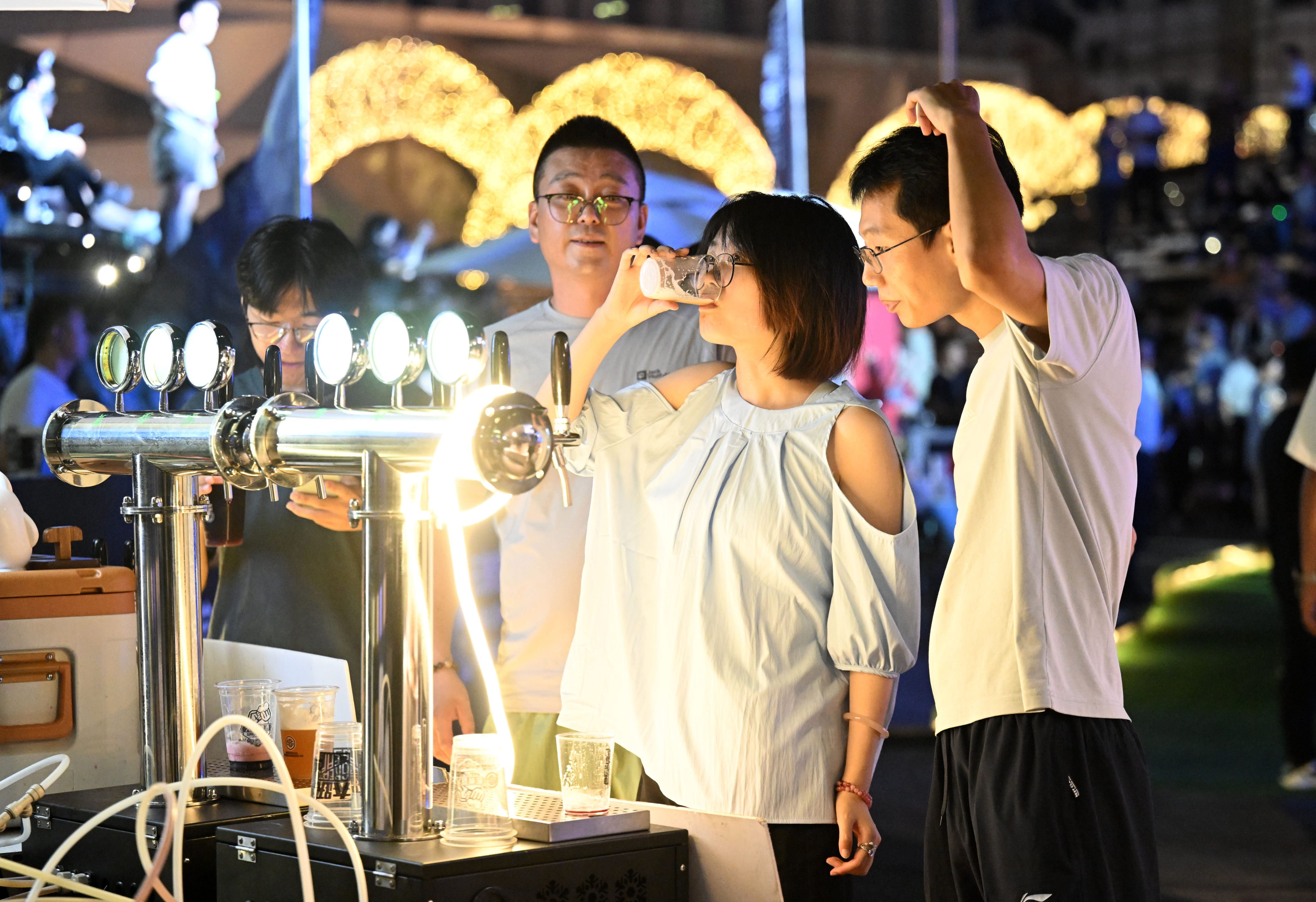 Tourists taste craft beer in Tianjin. Photo: Xinhua