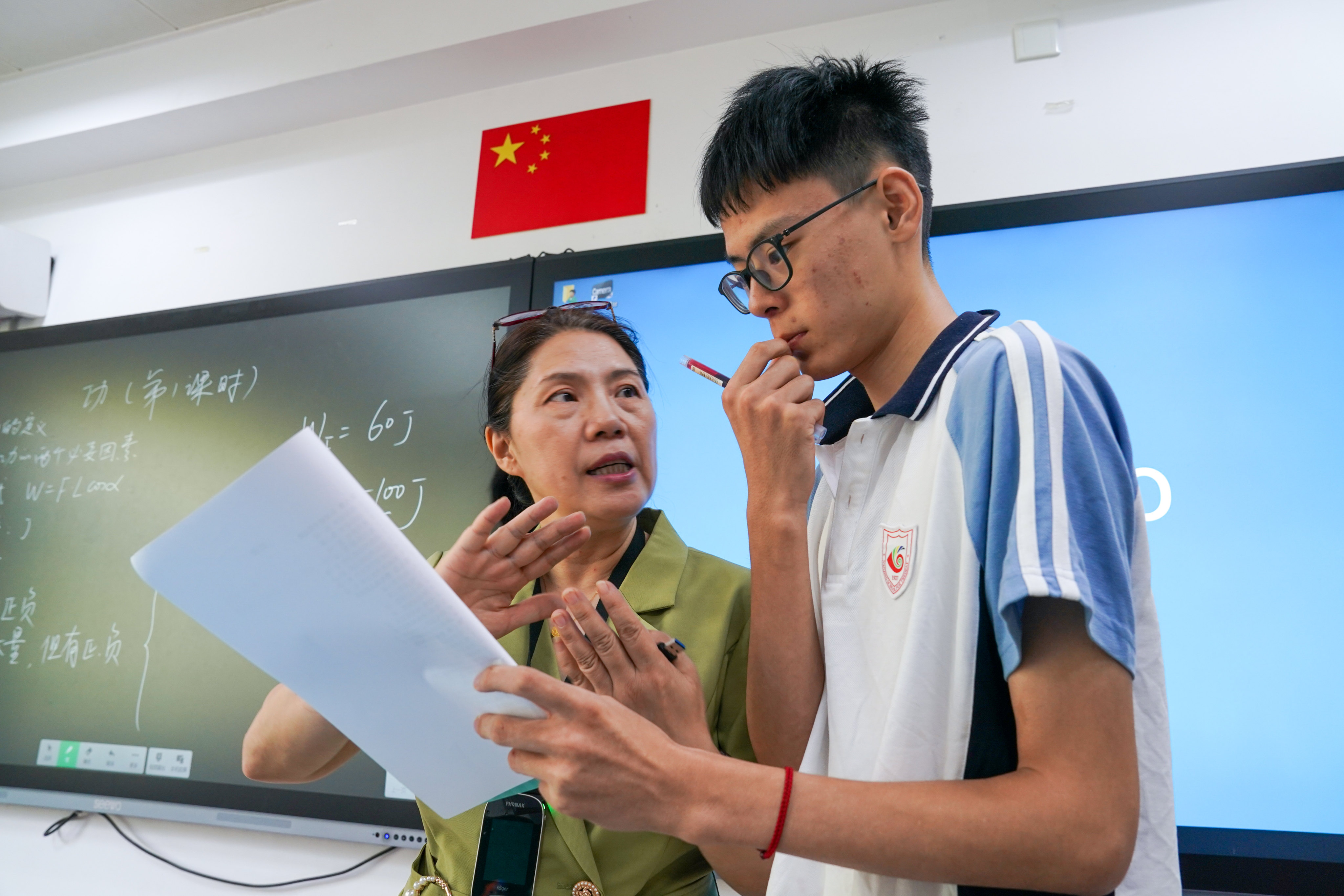 A teacher tutors a student in physics. Photo: Xinhua