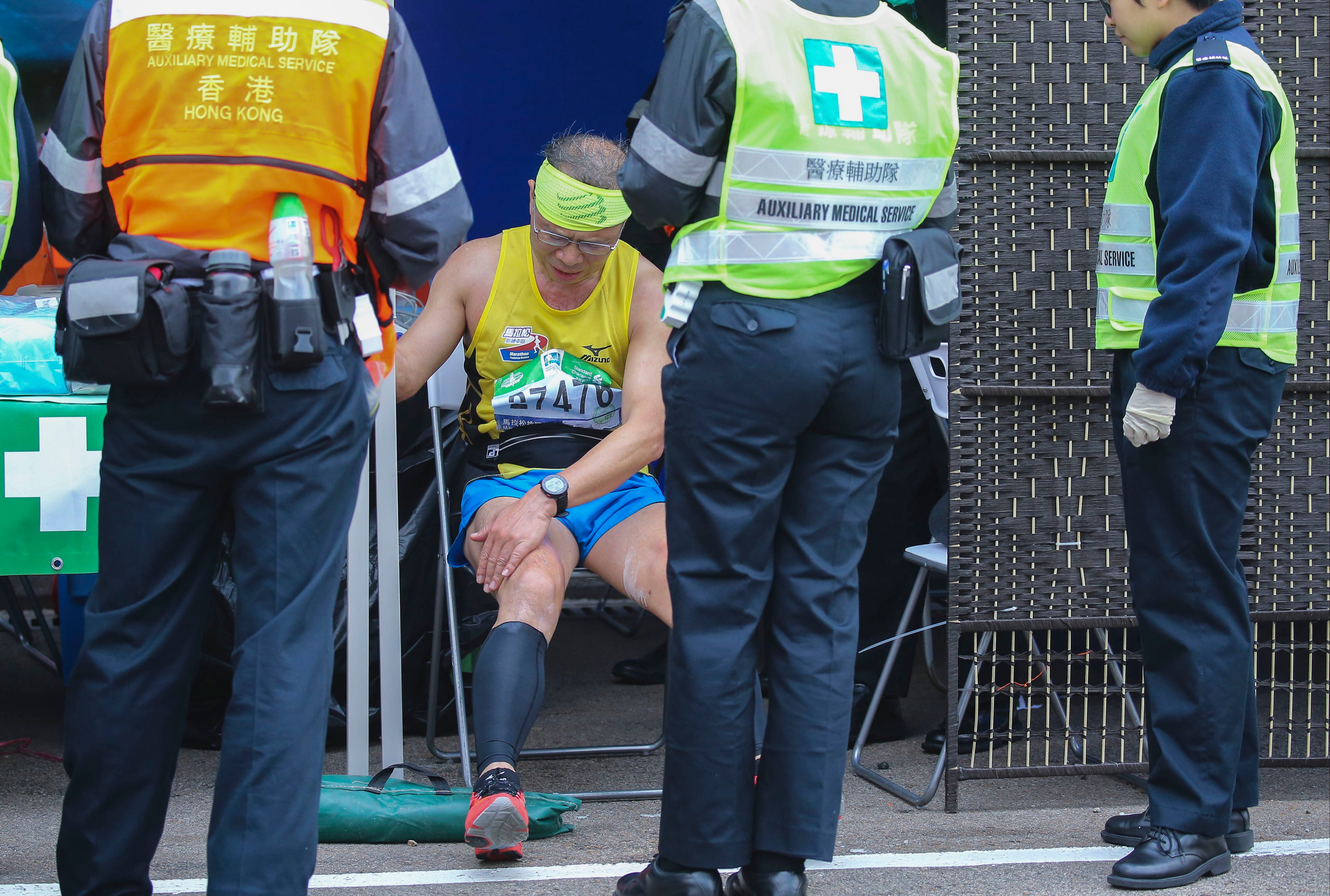 An injured runner stops during the Standard Chartered Hong Kong Marathon in 2018. A study in Finland has found that strengthening the hips and core before exercising could be the key to reducing injury risk for people new to running. Photo: Dickson Lee