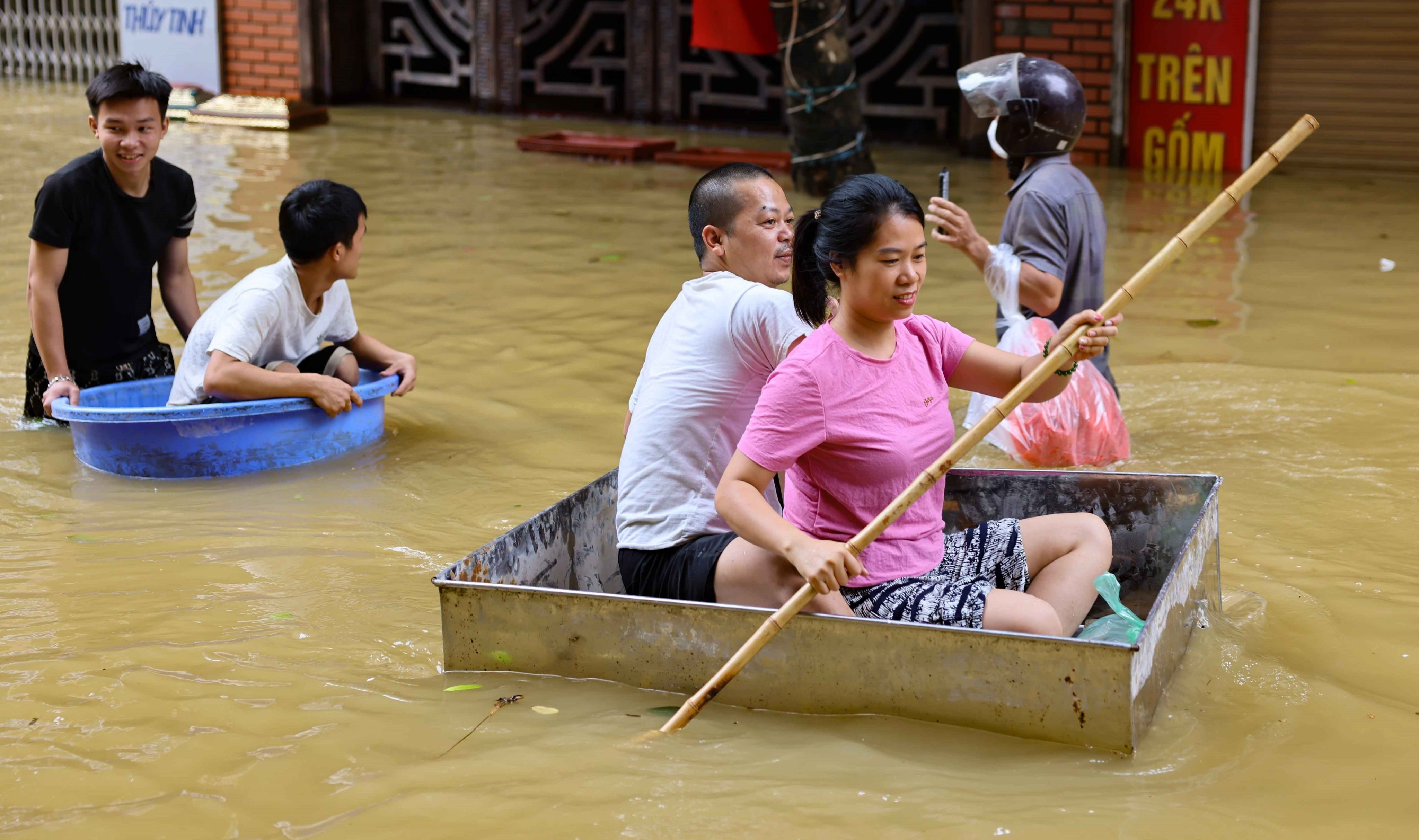 People paddle makeshift rafts to move to safe areas in Gia Lam District, Hanoi, Vietnam, on September 12, 2024 after Typhoon Yagi swept through. Photo: Xinhua