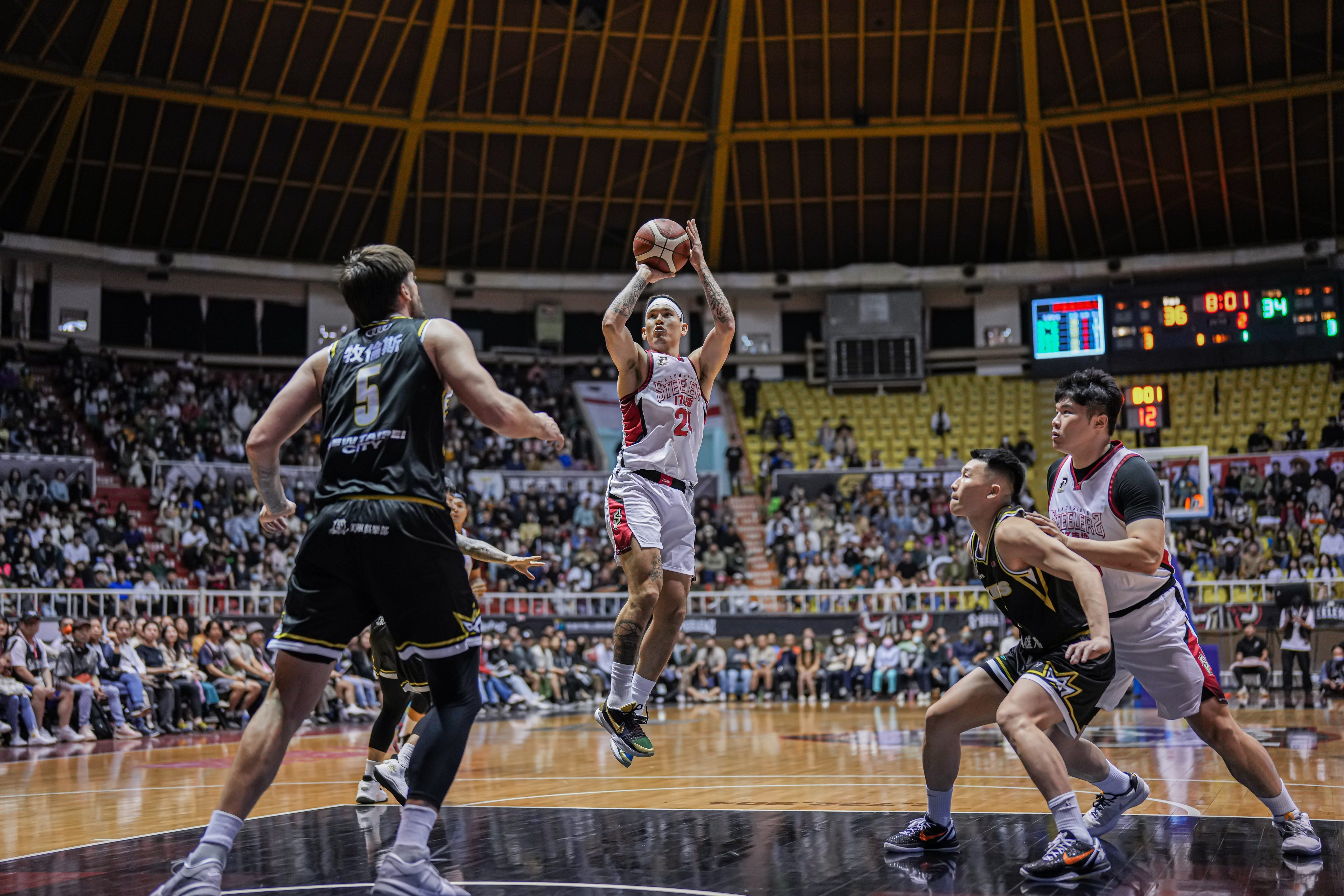 Glen Yang (centre) in action for the Kaohsiung 17LIVE Steelers in the Taiwanese P. League+ last year. Photo: Handout