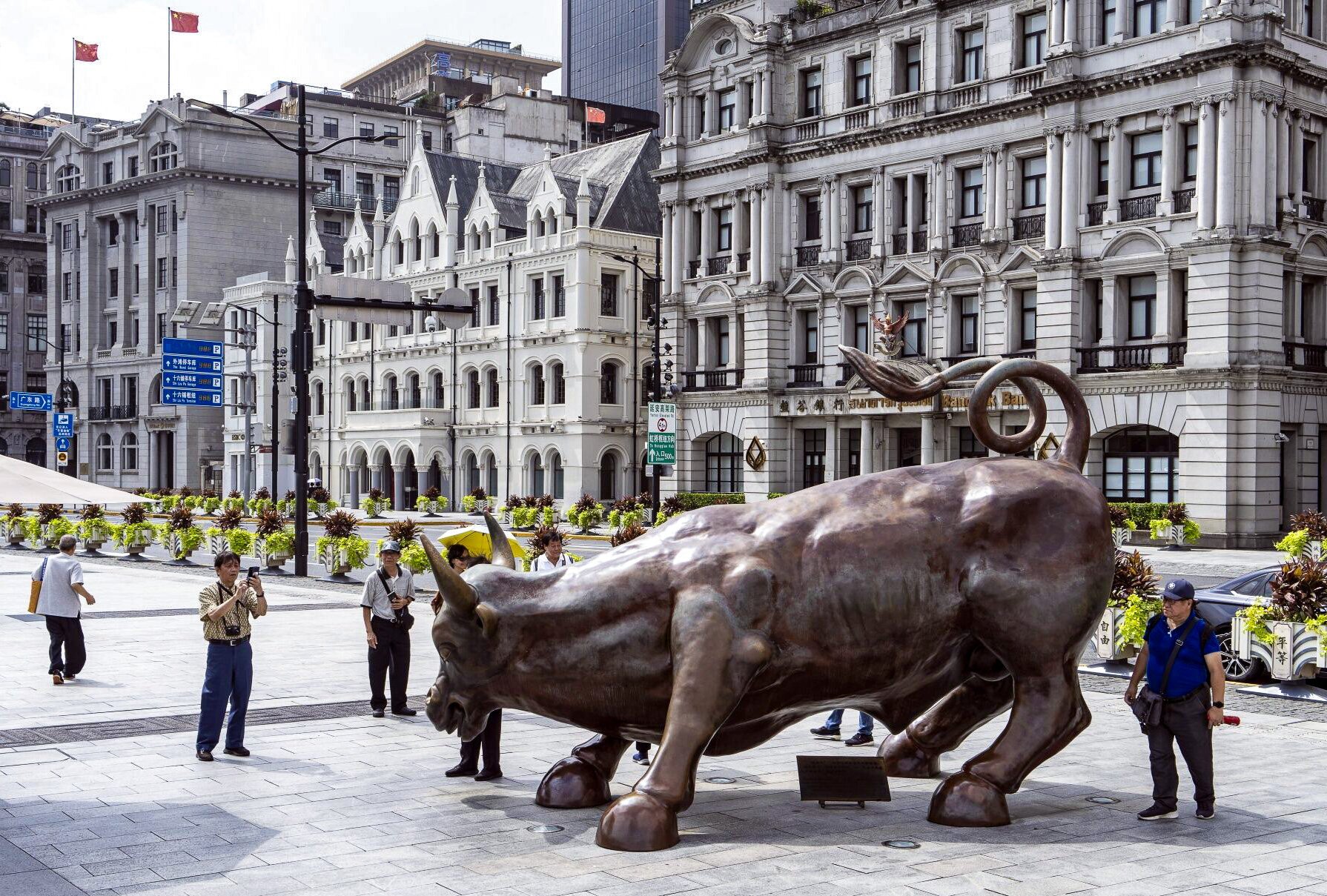 People photograph a bull sculpture along the Bund in Shanghai on September 12, 2024. Photo: Bloomberg