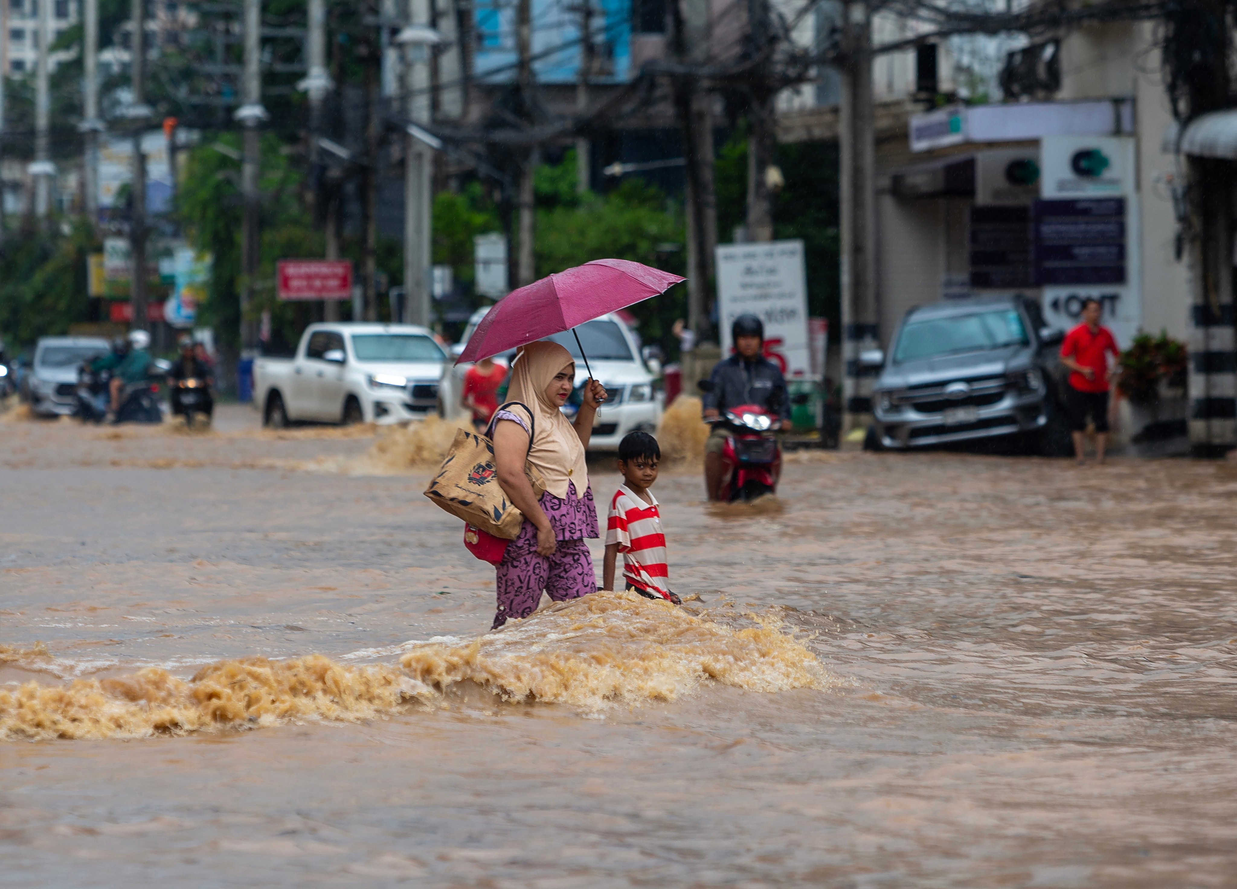 A street in the Chang Khlan area, Chiang Mai, which was flooded due to the Ping River overflowing into urban areas. Photo: dpa