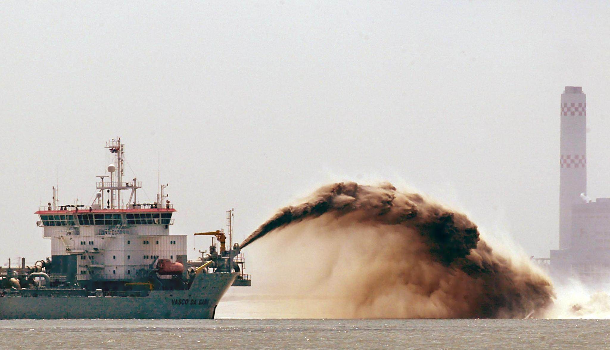 A dredging vessel spewing sand imported from Indonesia fills the seabed off western Singapore in 2002, before Indonesia imposed its export ban. Photo: AFP