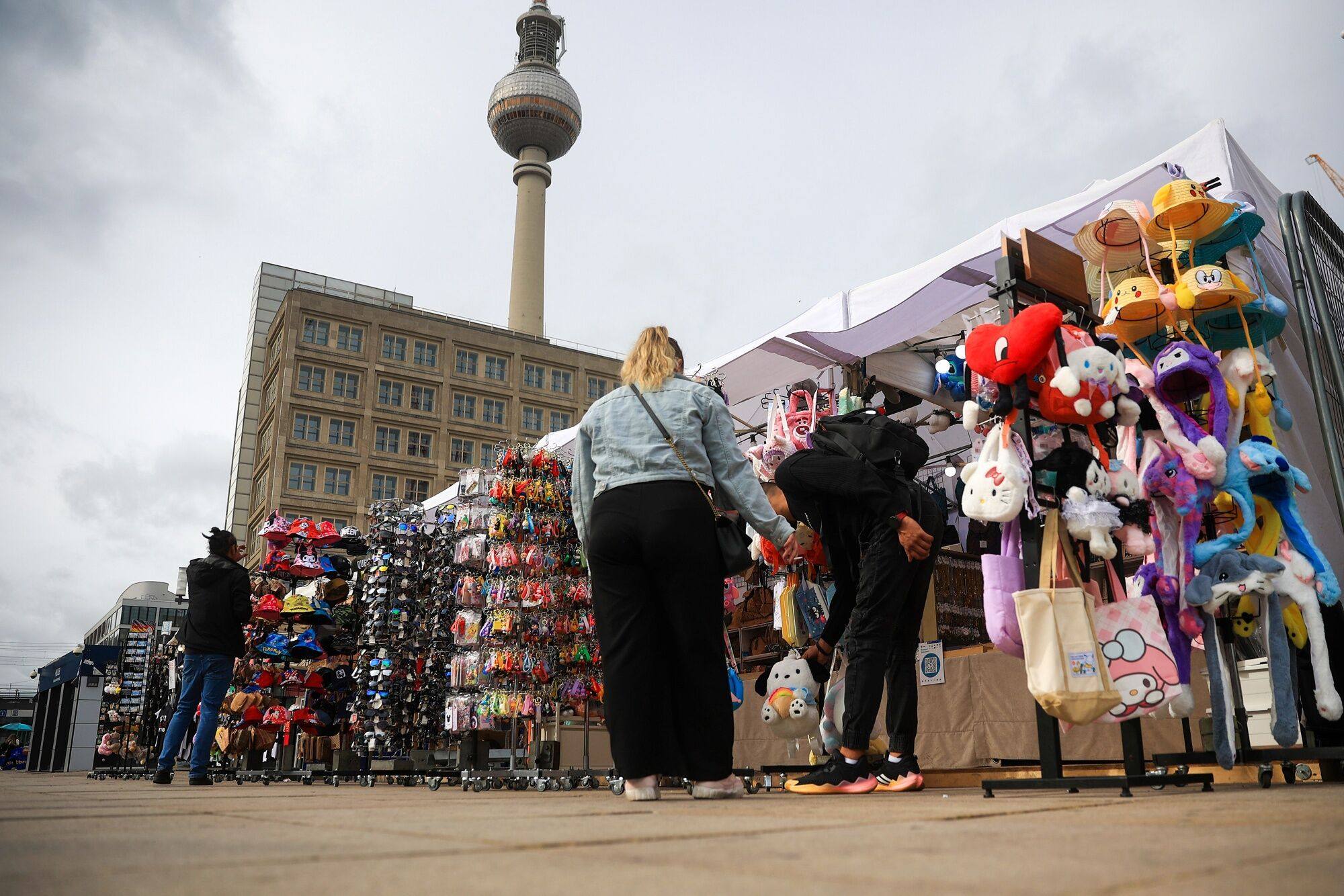 Shoppers browse at a street market in Alexanderplatz in Berlin on September 25. Germany’s business outlook has worsened again, reinforcing fears that Europe’s biggest economy is in recession with no quick rebound in sight. Photo: Bloomberg