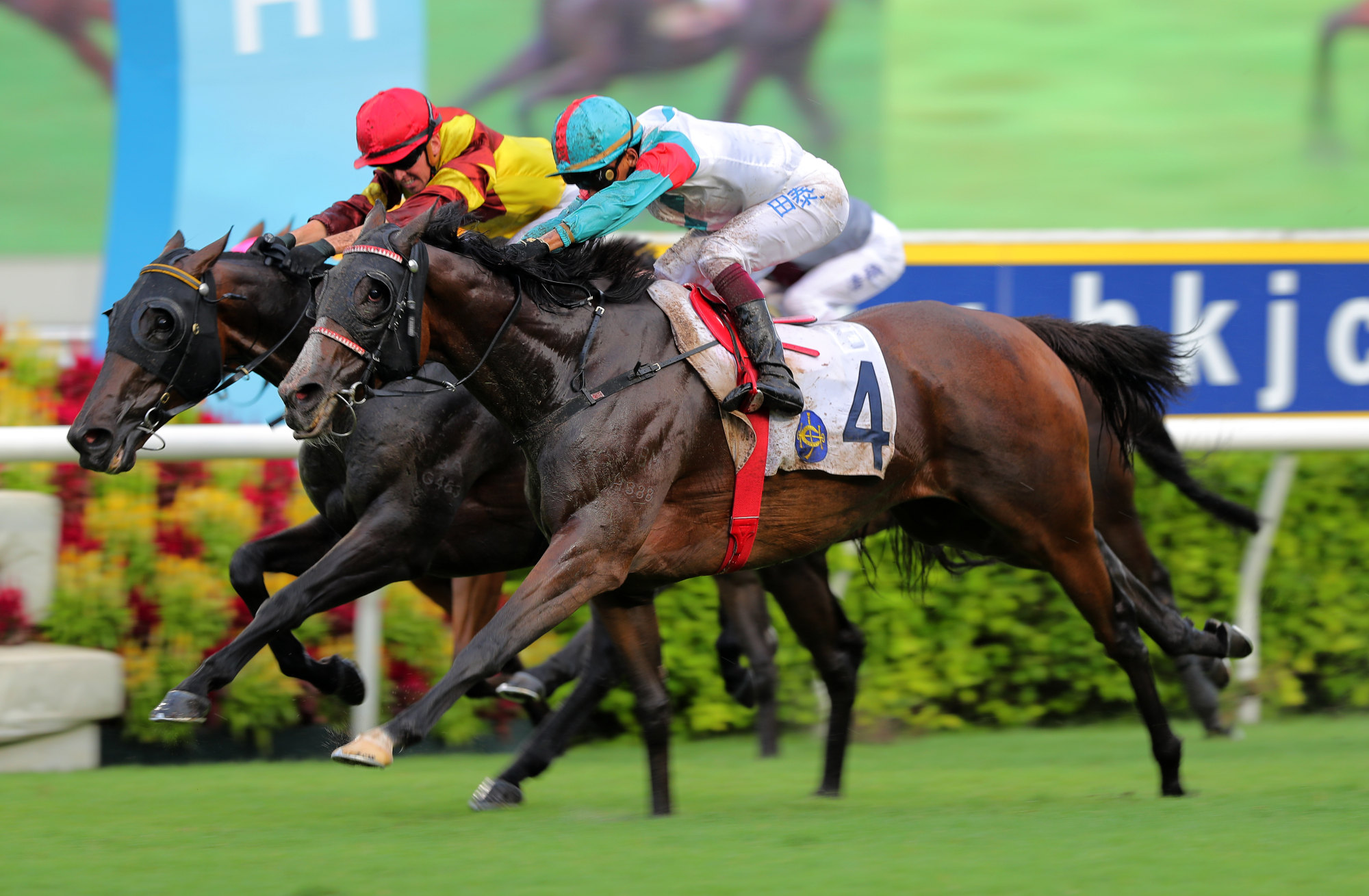 Volcanic Spark (outside) narrowly prevails at Sha Tin on July 14.