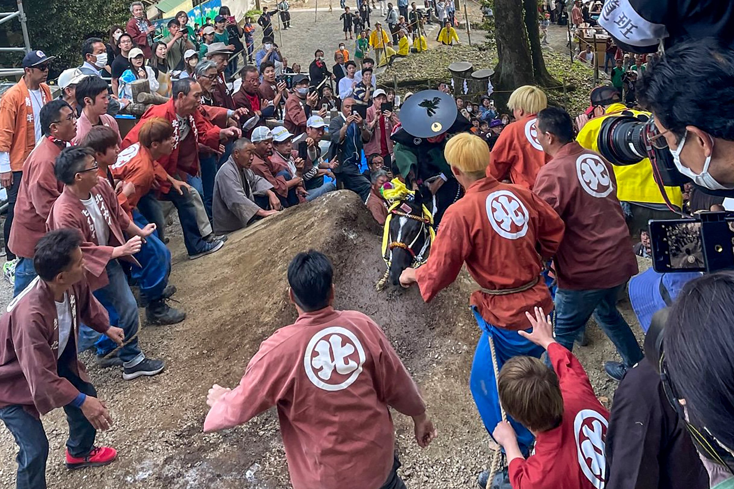 A rider sits atop as it struggles to climb a steep slope at last year’s “Ageuma Shinji” festival in Kuwana city, Japan’s Mie prefecture. Photo: X/Kuwana_City