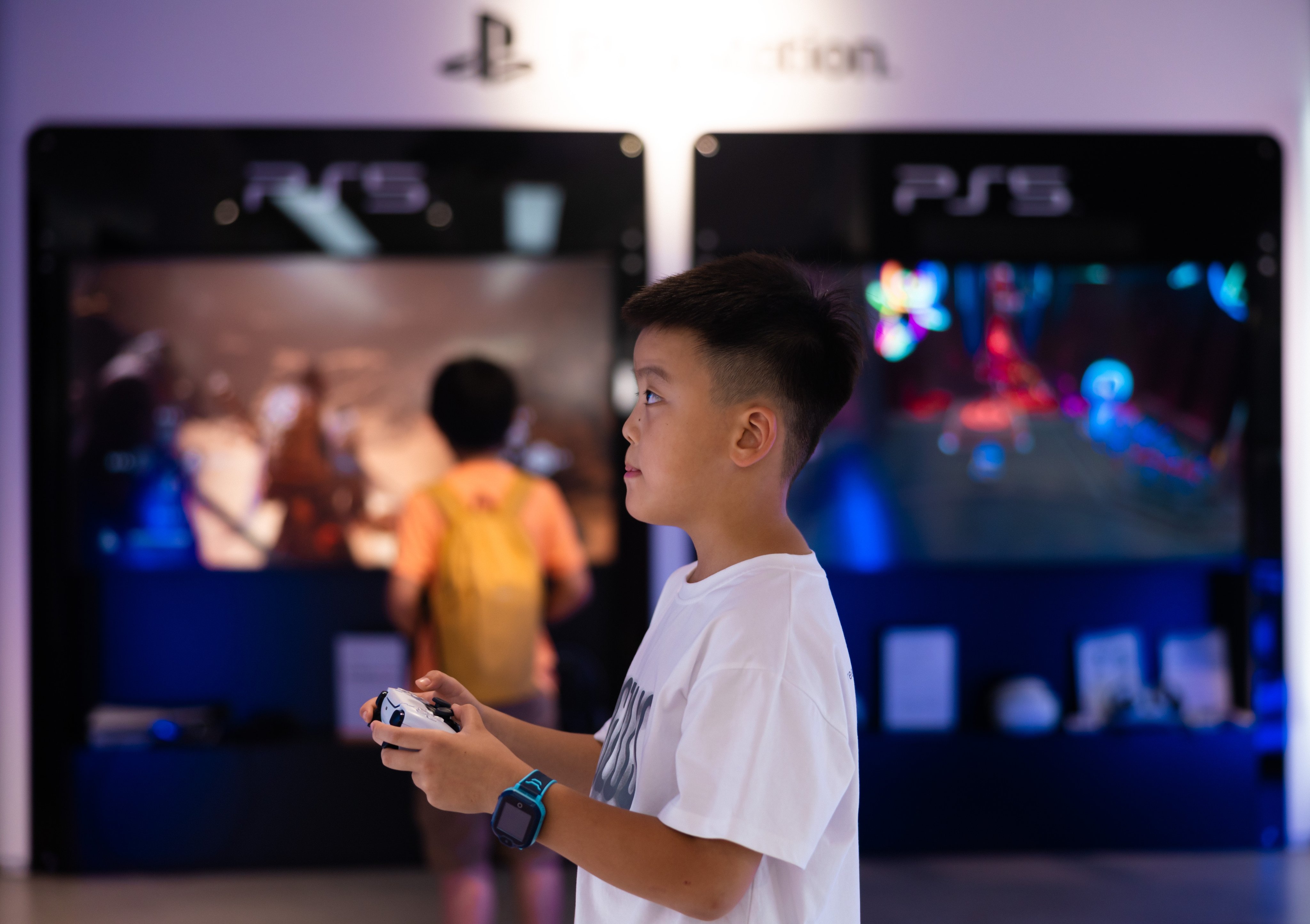 A boy plays the video game Black Myth: Wukong in a Sony store in Shanghai on August 26, 2024. Photo: EPA-EFE