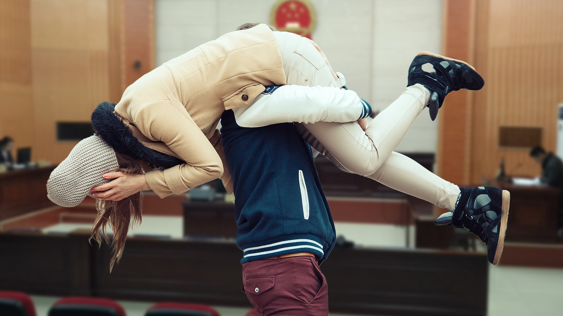 A Chinese man, facing abuse allegations, fled the courtroom carrying his wife on his back, refusing to divorce her. Photo: SCMP composite/Shutterstock/Weibo