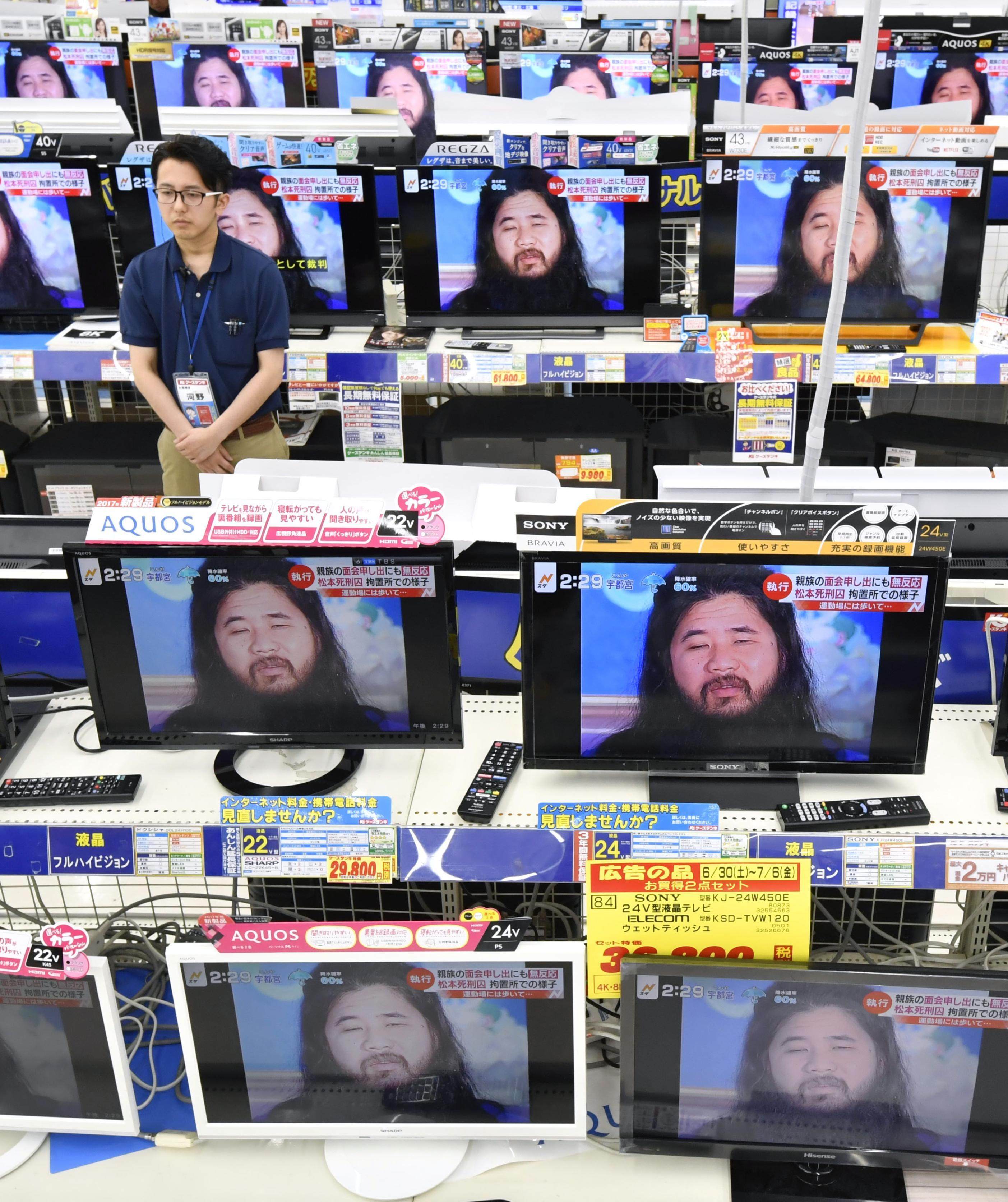 Televisions in Japan show news of Shoko Asahara’s execution in 2018. His Aum Shinrikyo cult could have produced enough sarin gas to kill millions, investigators said. Photo: Kyodo