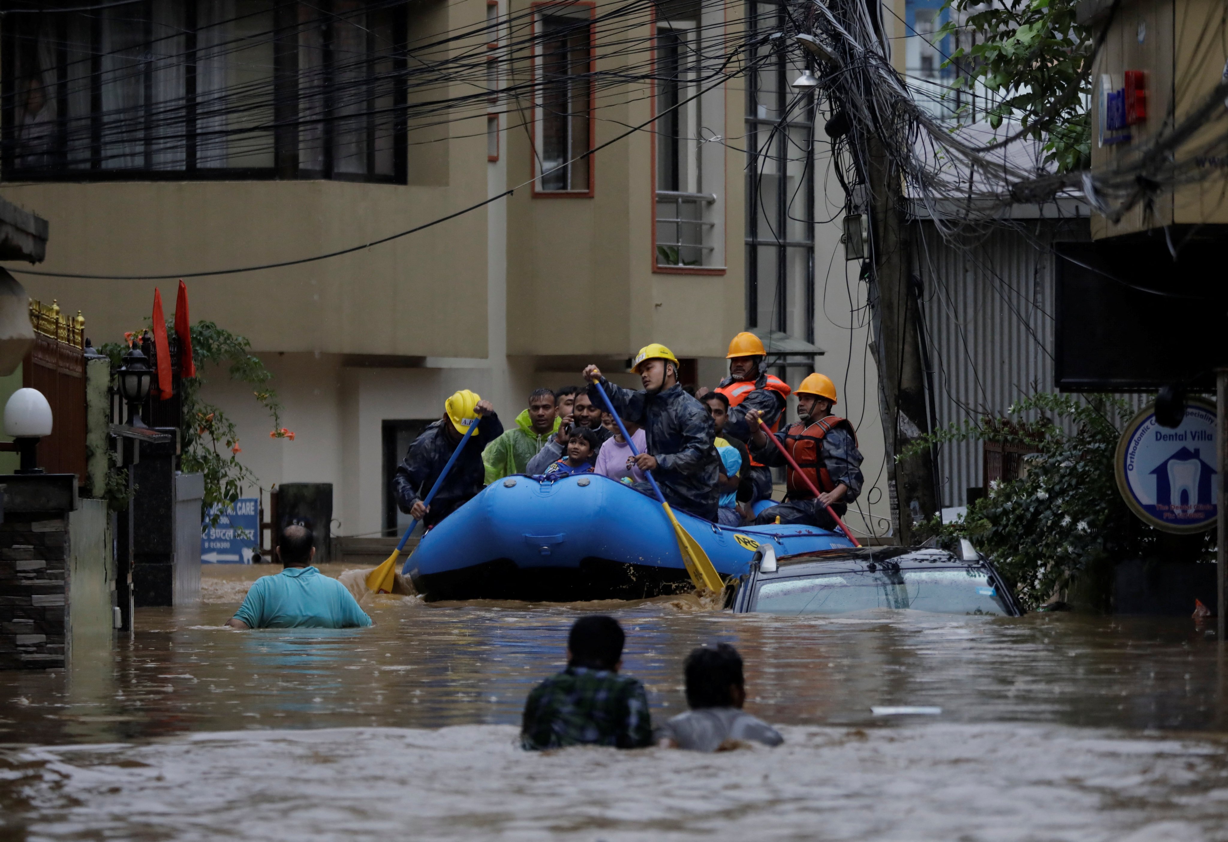 Security forces use an inflatable raft to rescue residents from a flooded area near the bank of the overflowing Bagmati River following heavy rains, in Kathmandu, Nepal, September 28, 2024. Photo: Reuters