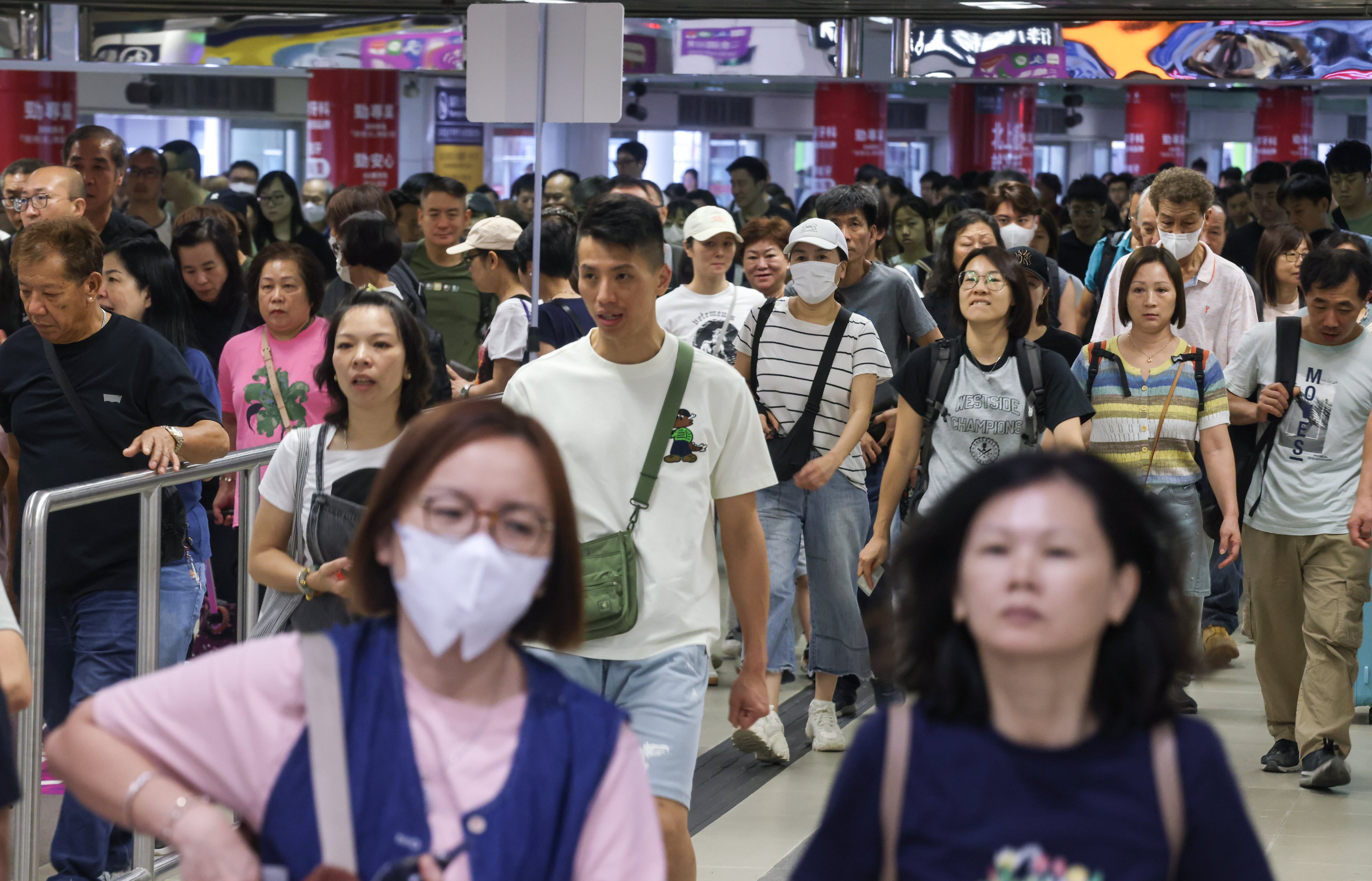 Many tourists are seen crossing the city’s land checkpoints on Saturday morning. Photo: Jonathan Wong