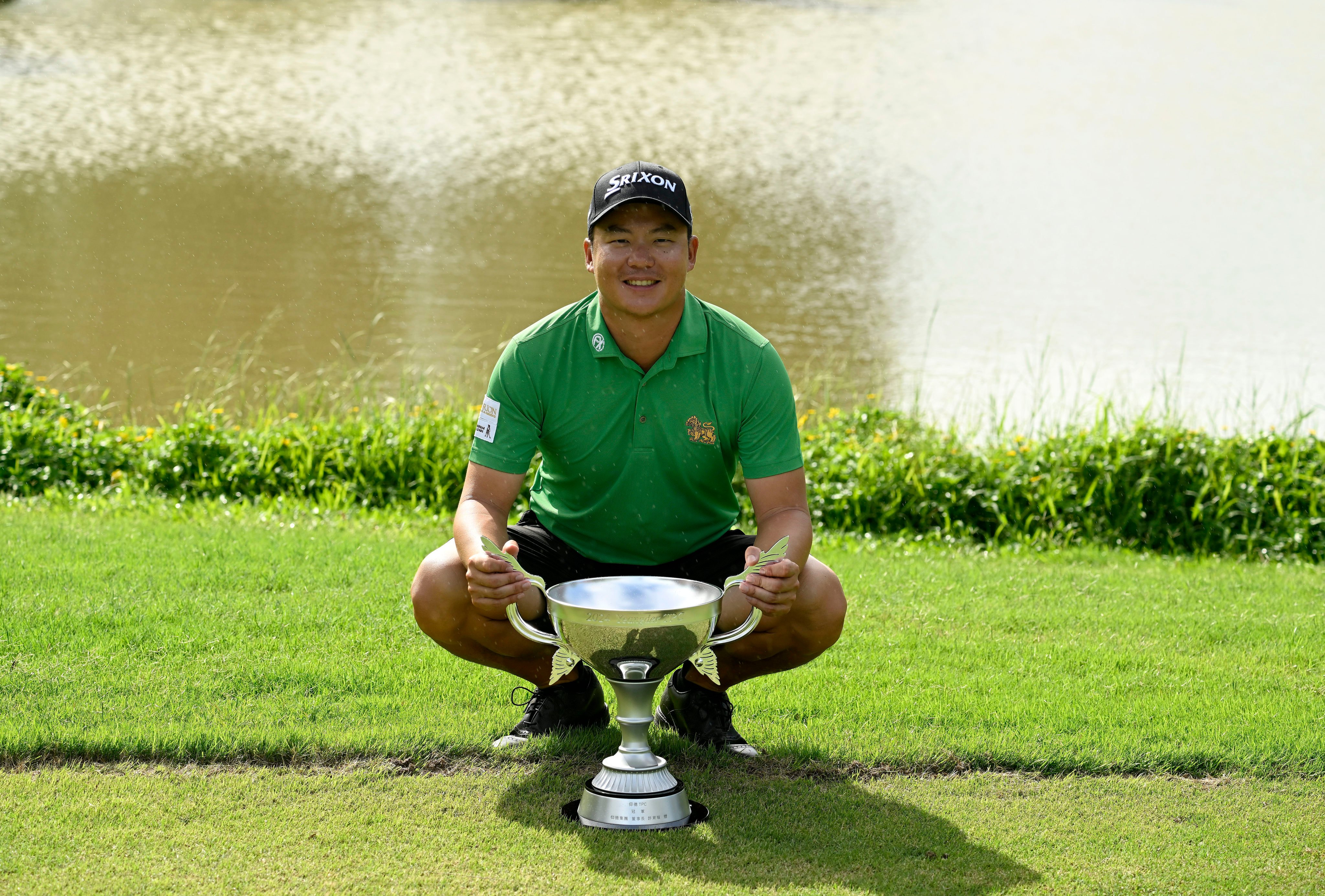 Suteepat Prateeptienchai  with the winner’s at the Yeangder TPC, Linkou International Golf and Country Club. Photo: Asian Tour