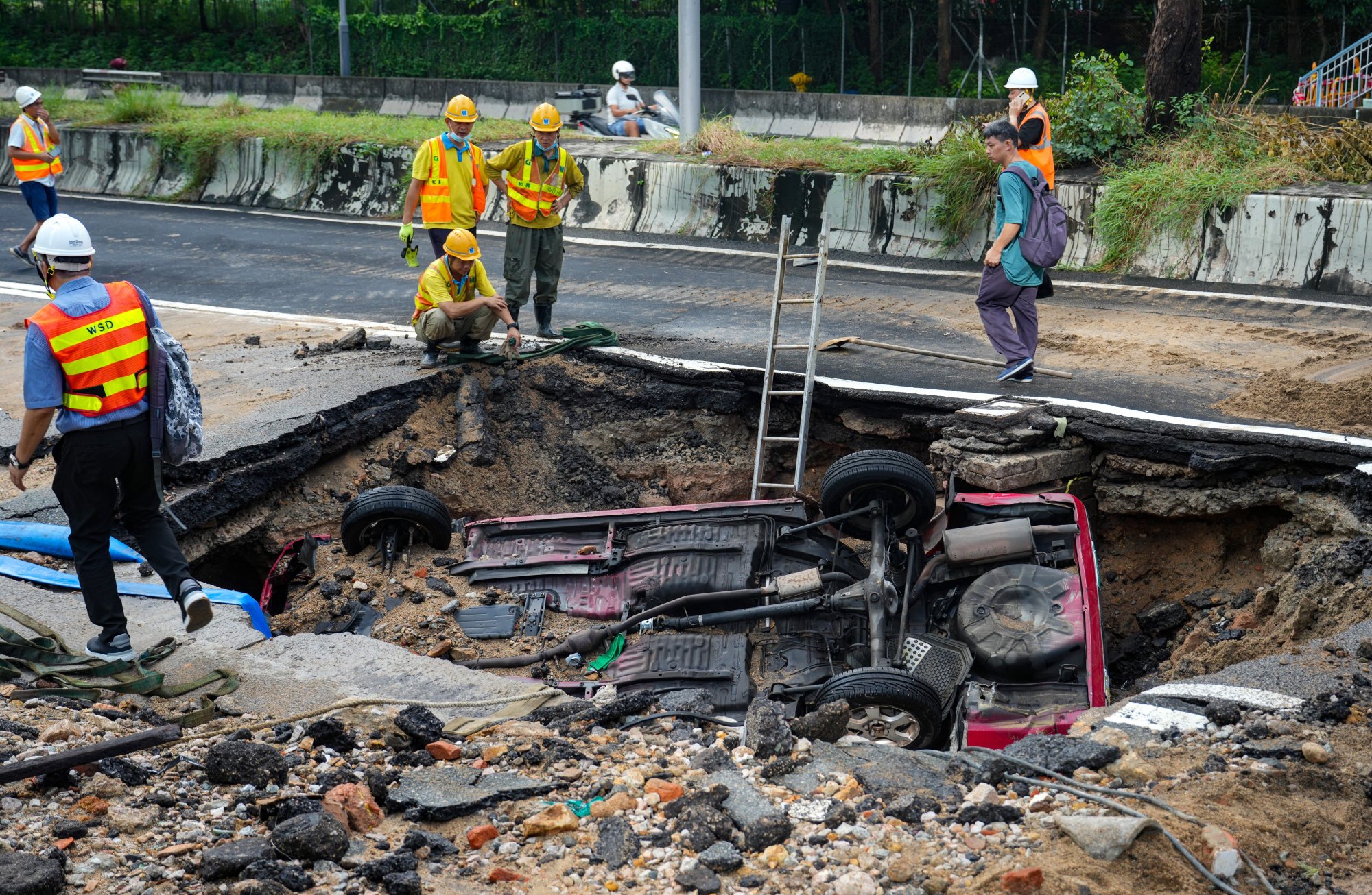 陥没孔 / sinkhole beta Motorcyclist who vanished into sinkhole is found dead