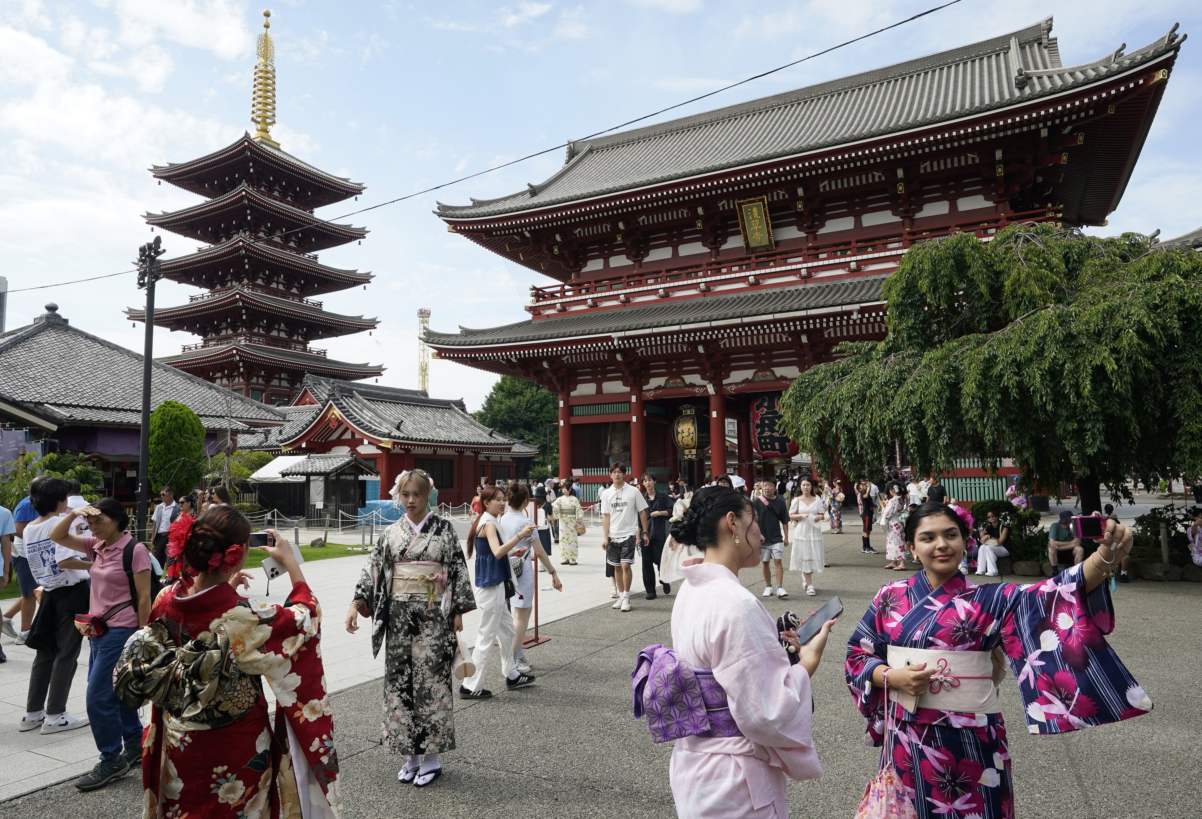 Foreign tourists visit Sensoji Temple in Tokyo. Photo: EPA-EFE