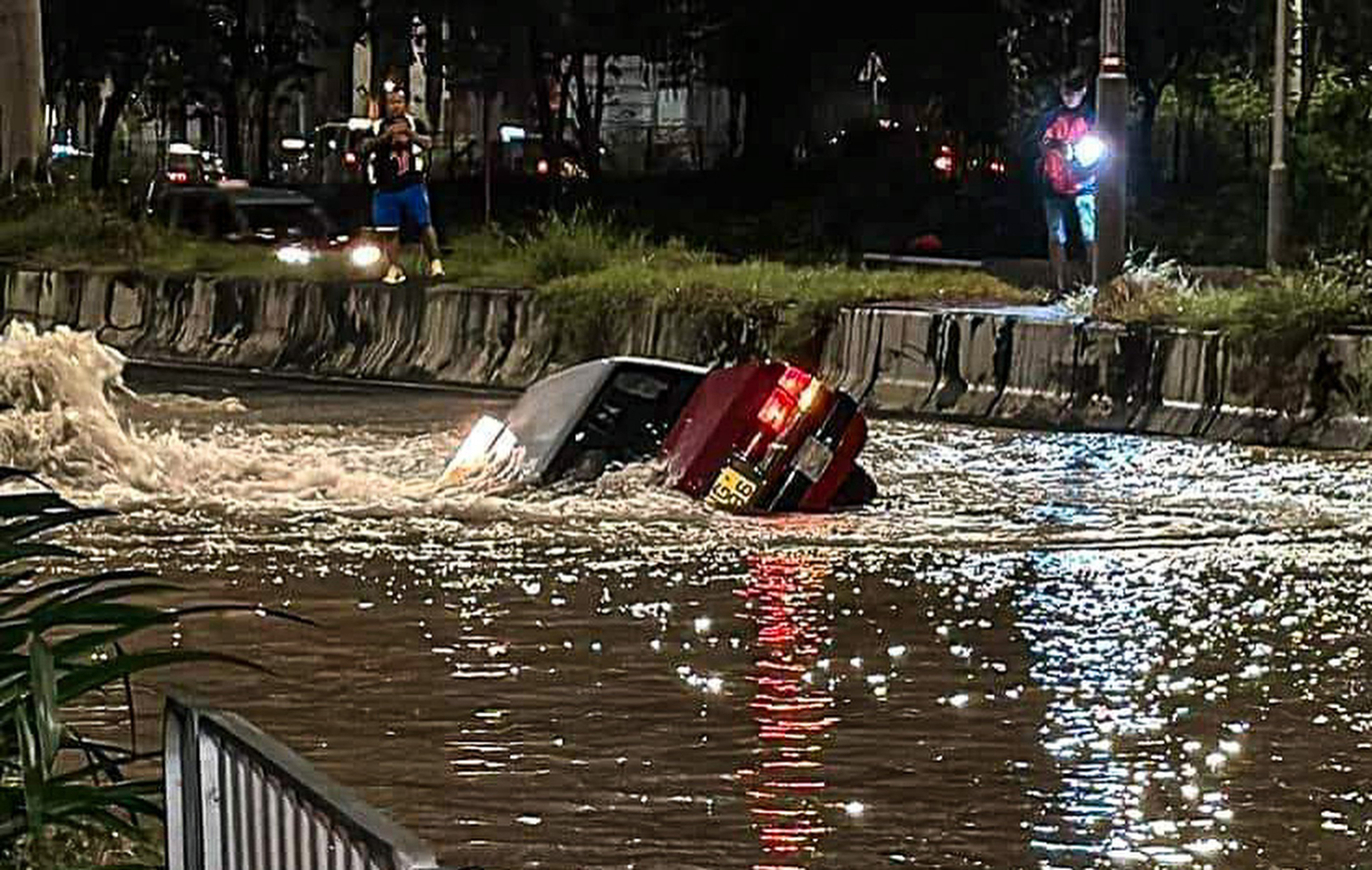 The cab became fully submerged in the sinkhole by 2am on Sunday. Photo: Facebook/李般尼