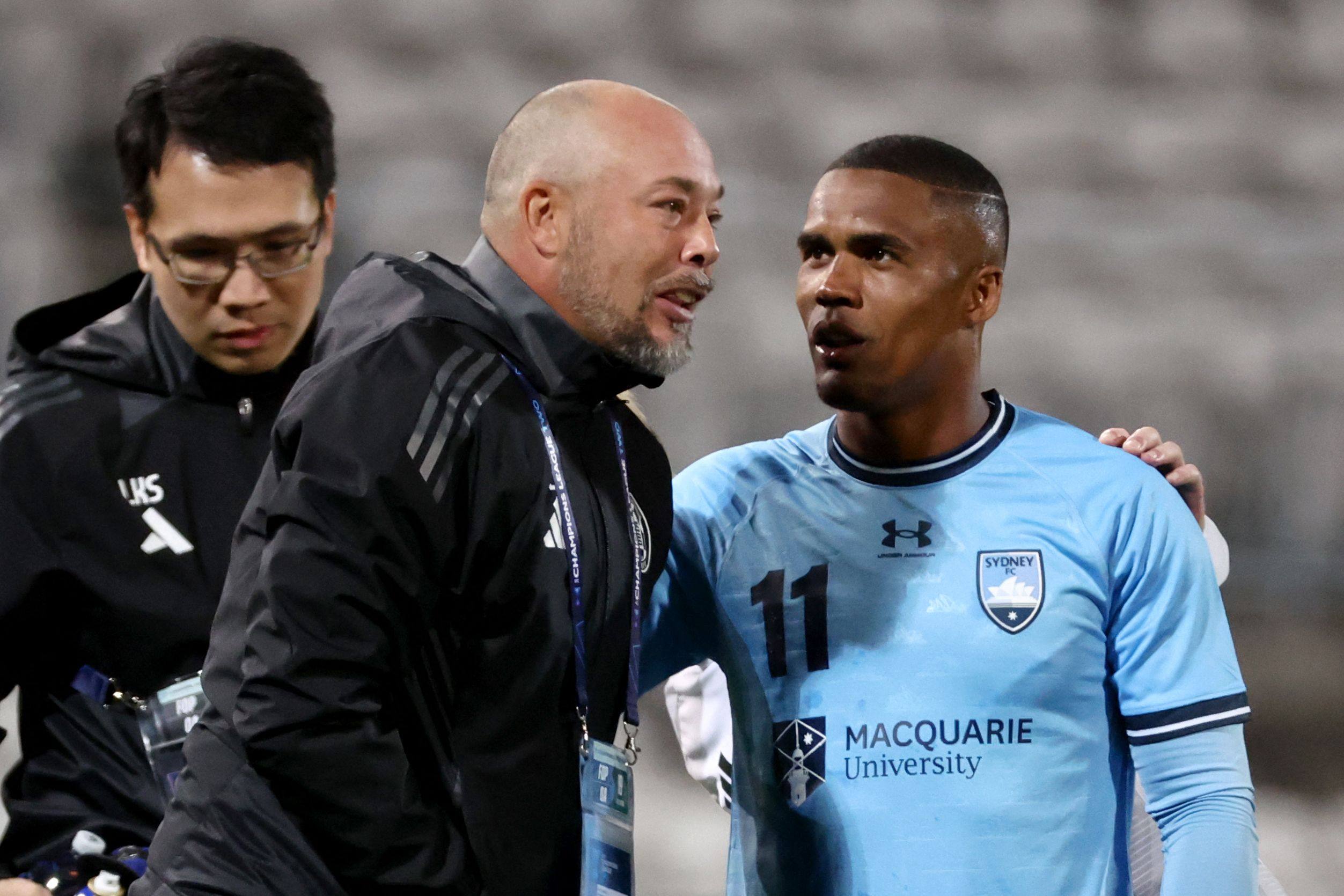 Roberto Losada (centre) chats to Sydney’s Brazilian star Douglas Costa after Eastern’s defeat in Australia. Photo: AFP