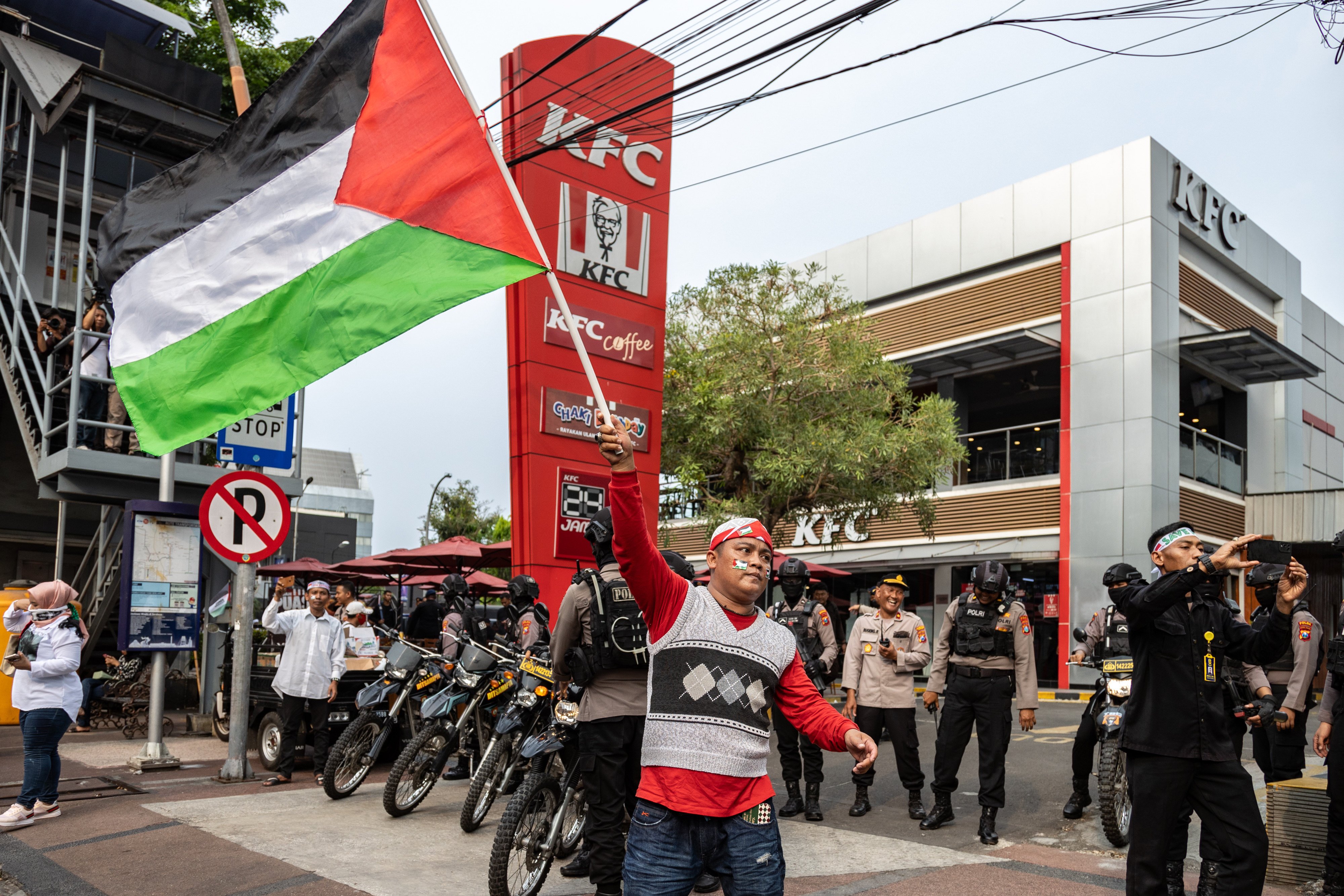 Indonesian protesters demand the closure of McDonald’s, KFC, and other restaurant outlets over their perceived support of Israel in the Gaza war. Photo: Getty Images