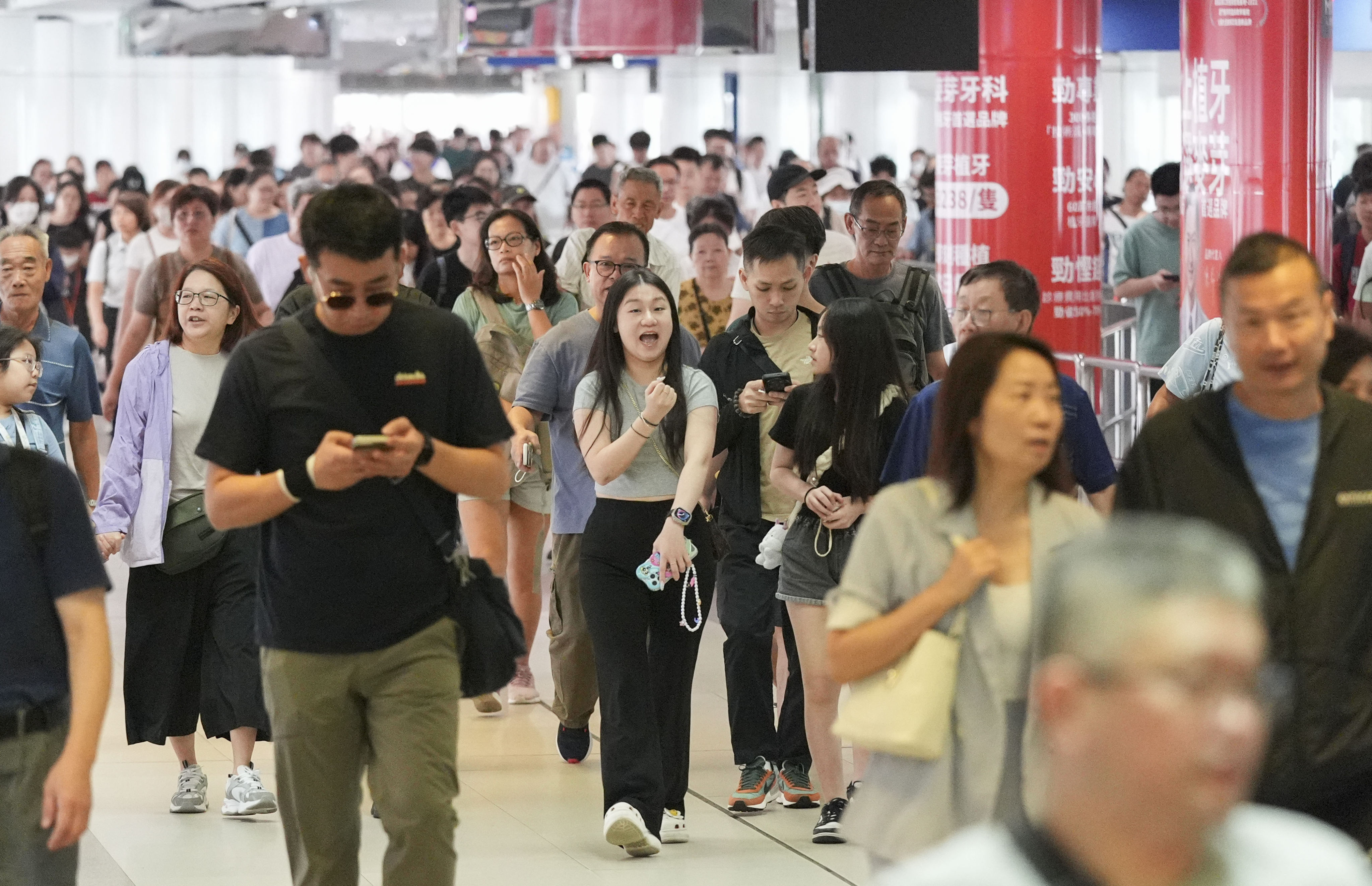 Hongkongers head to Shenzhen via Lo Wu station on the National Day holiday. Photo: Eugene Lee