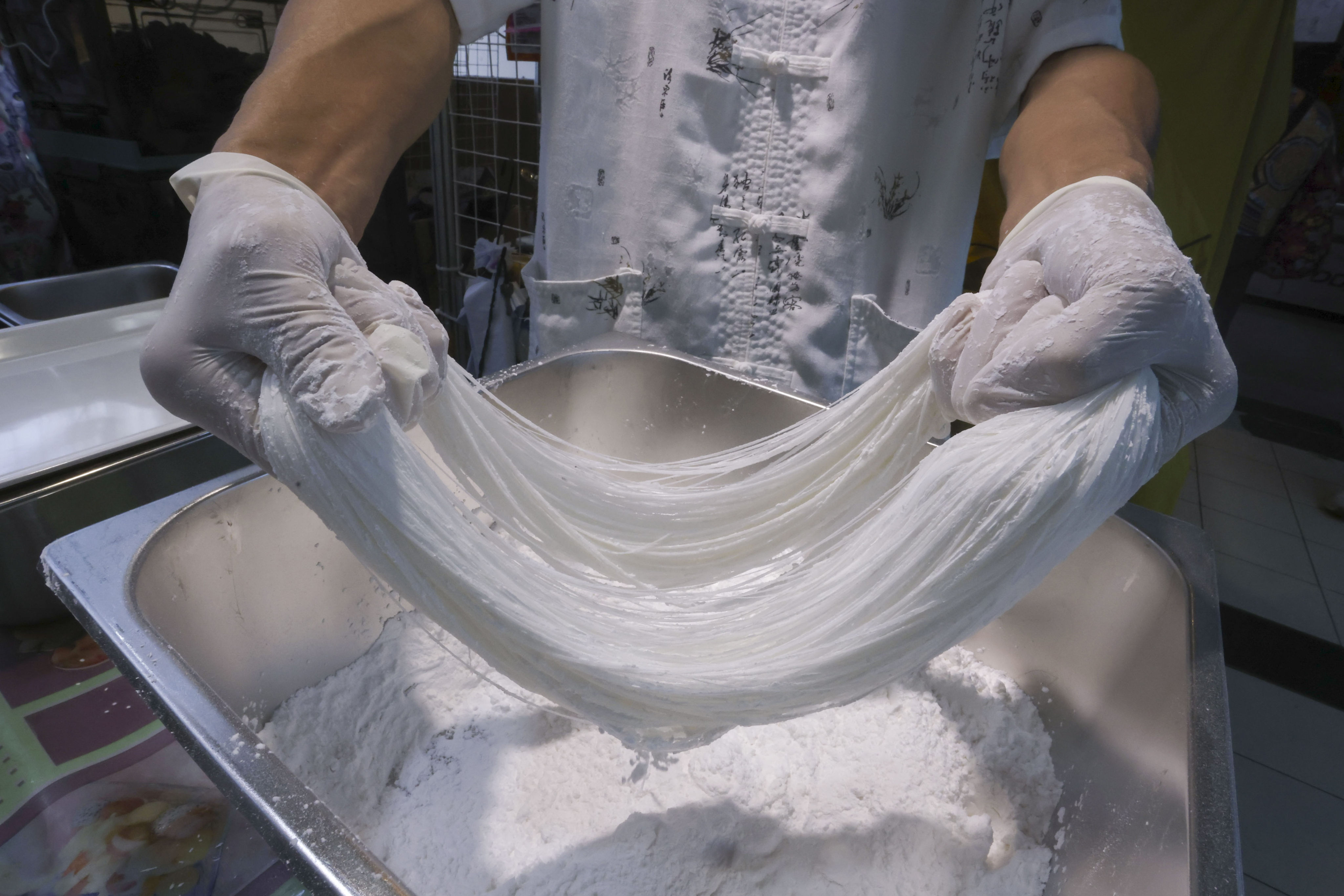 Tam Tat-ming makes dragon’s beard candy at his stall in Kingswood Richly Plaza, in Tin Shui Wai. Photo: Jonathan Wong