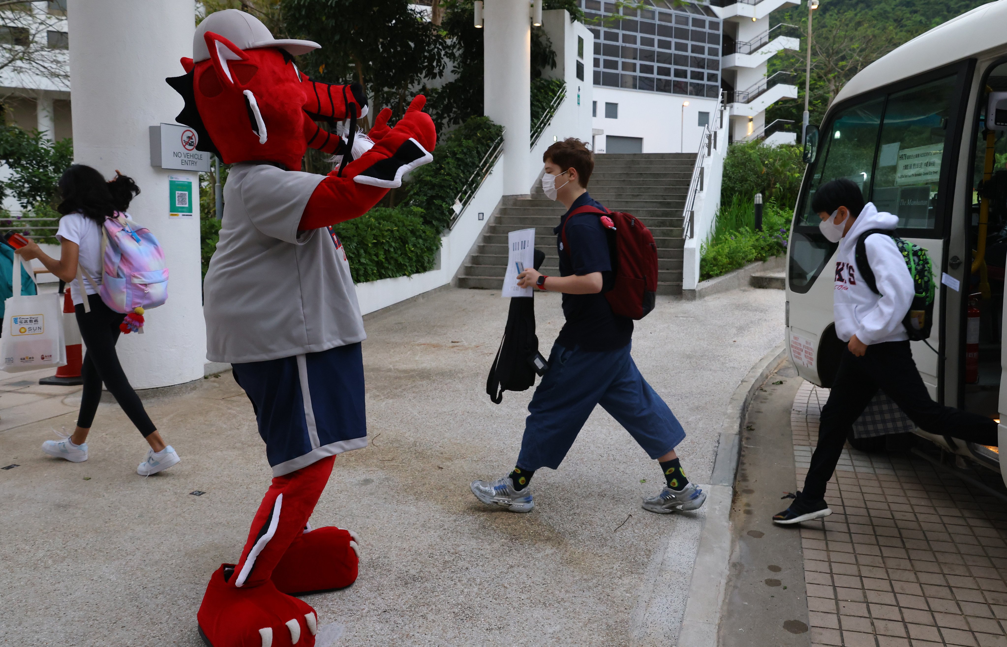 Pupils return to an international school on April 19, 2022, the day in-person classes resumed after being suspended by the city’s government due to the fifth wave of Covid-19. Photo: Dickson Lee