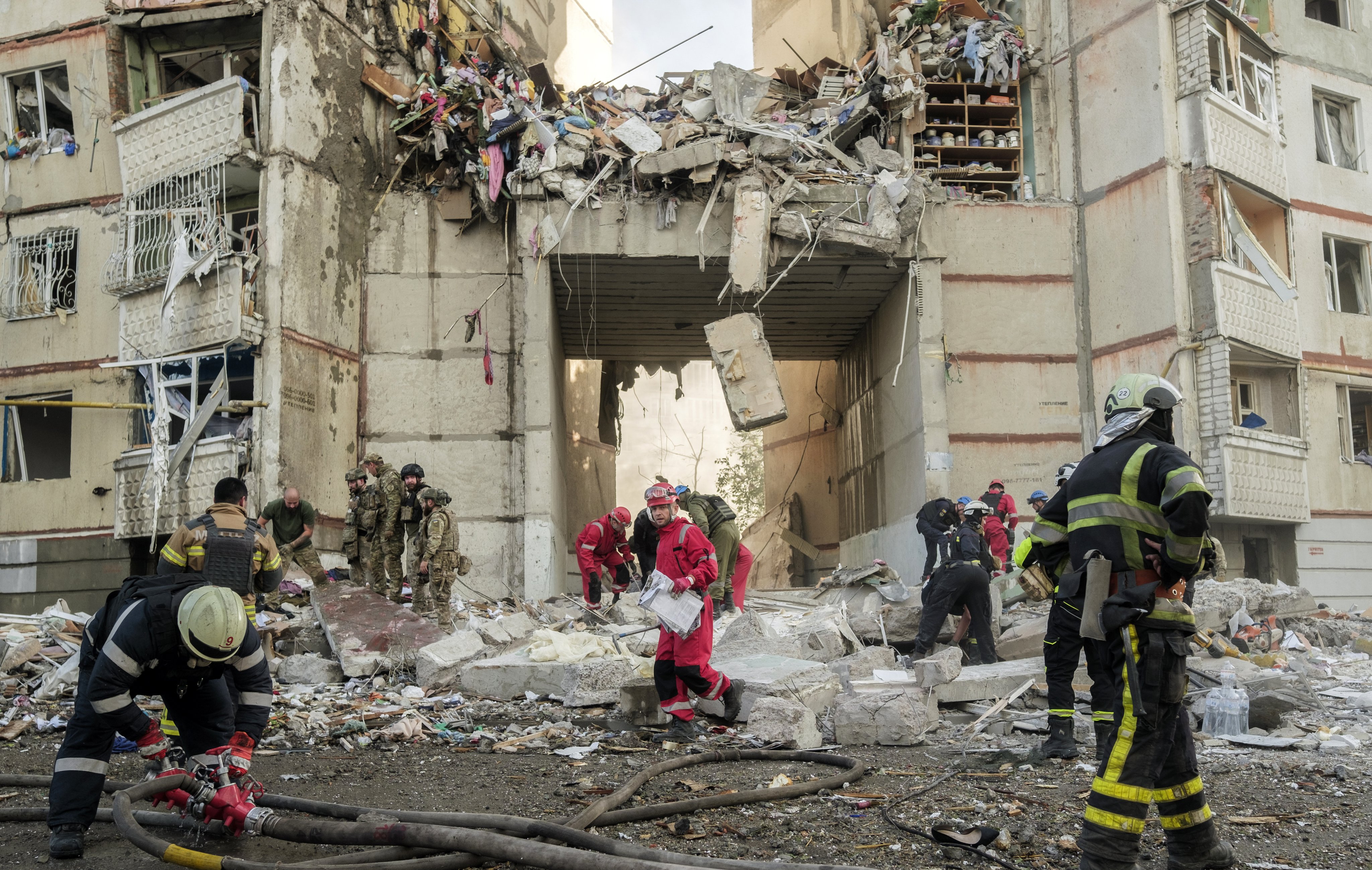 Ukrainian rescuers work at the site of a shelling on a high-storey residential building in Kharkiv, northeastern Ukraine on September 24, 2024, amid the ongoing Russian invasion. Photo: EPA-EFE