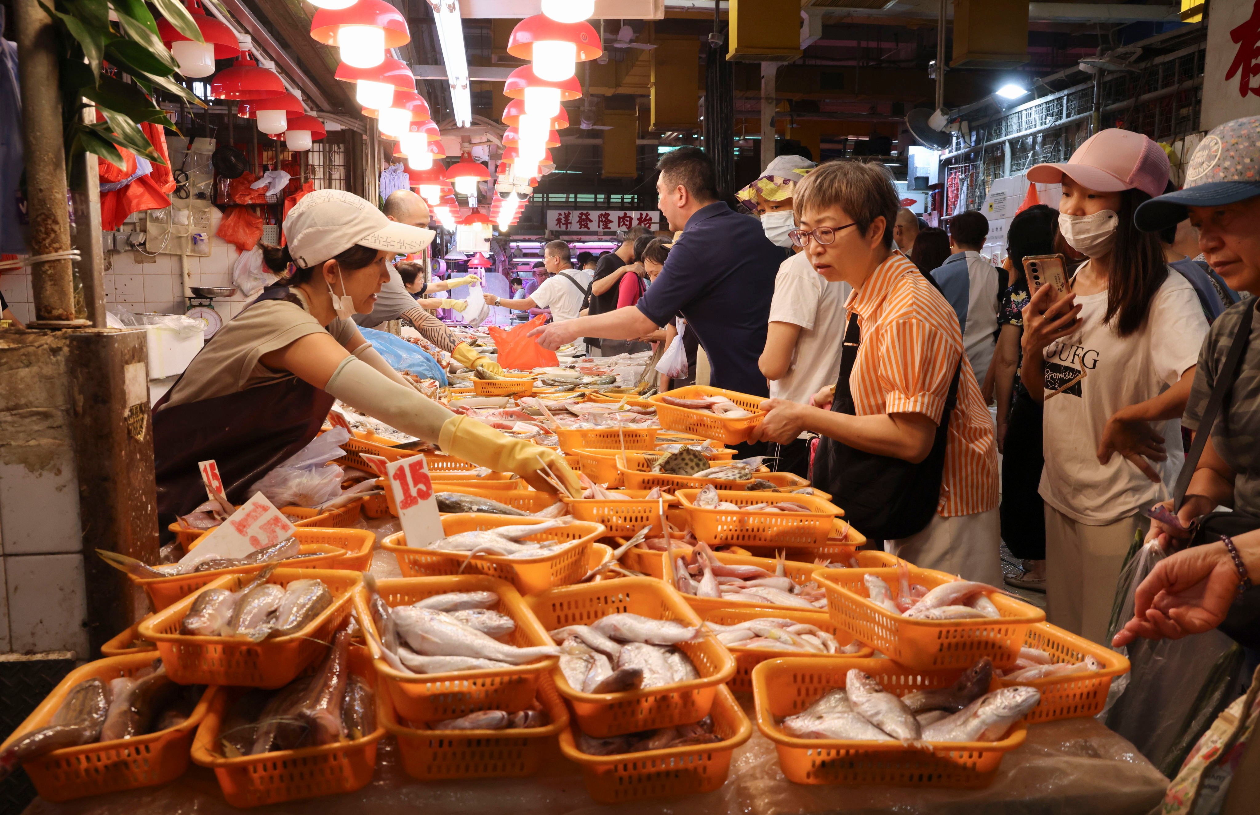 The Centre for Health Protection has urged people to wear gloves and pay attention when handling raw freshwater fish. Photo: Jelly Tse