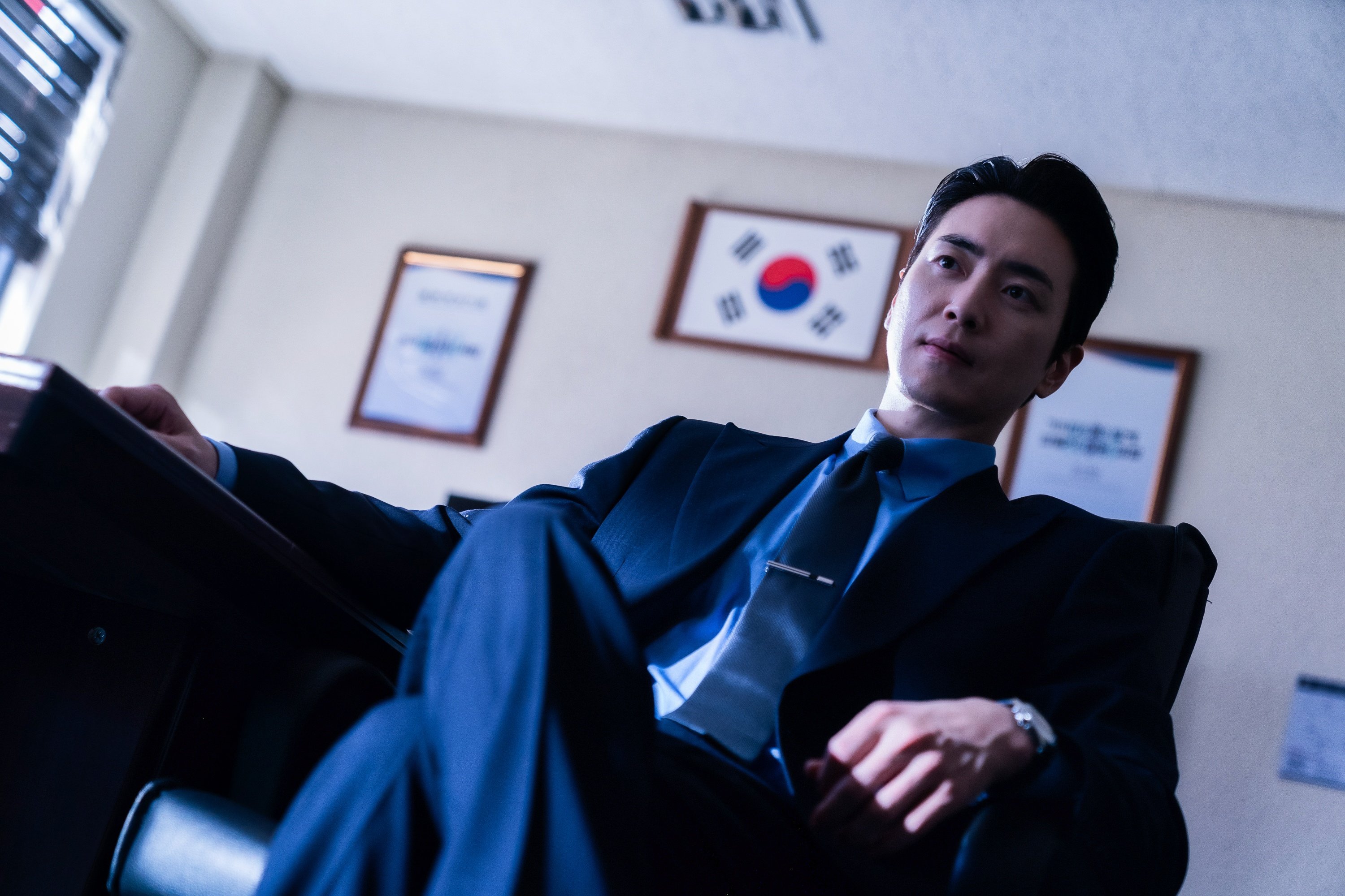 Lee Joon-hyuk as prosecutor Seo Dong-jae in a still from Dongjae, the Good or the Bastard. Park Sung-woong co-stars.