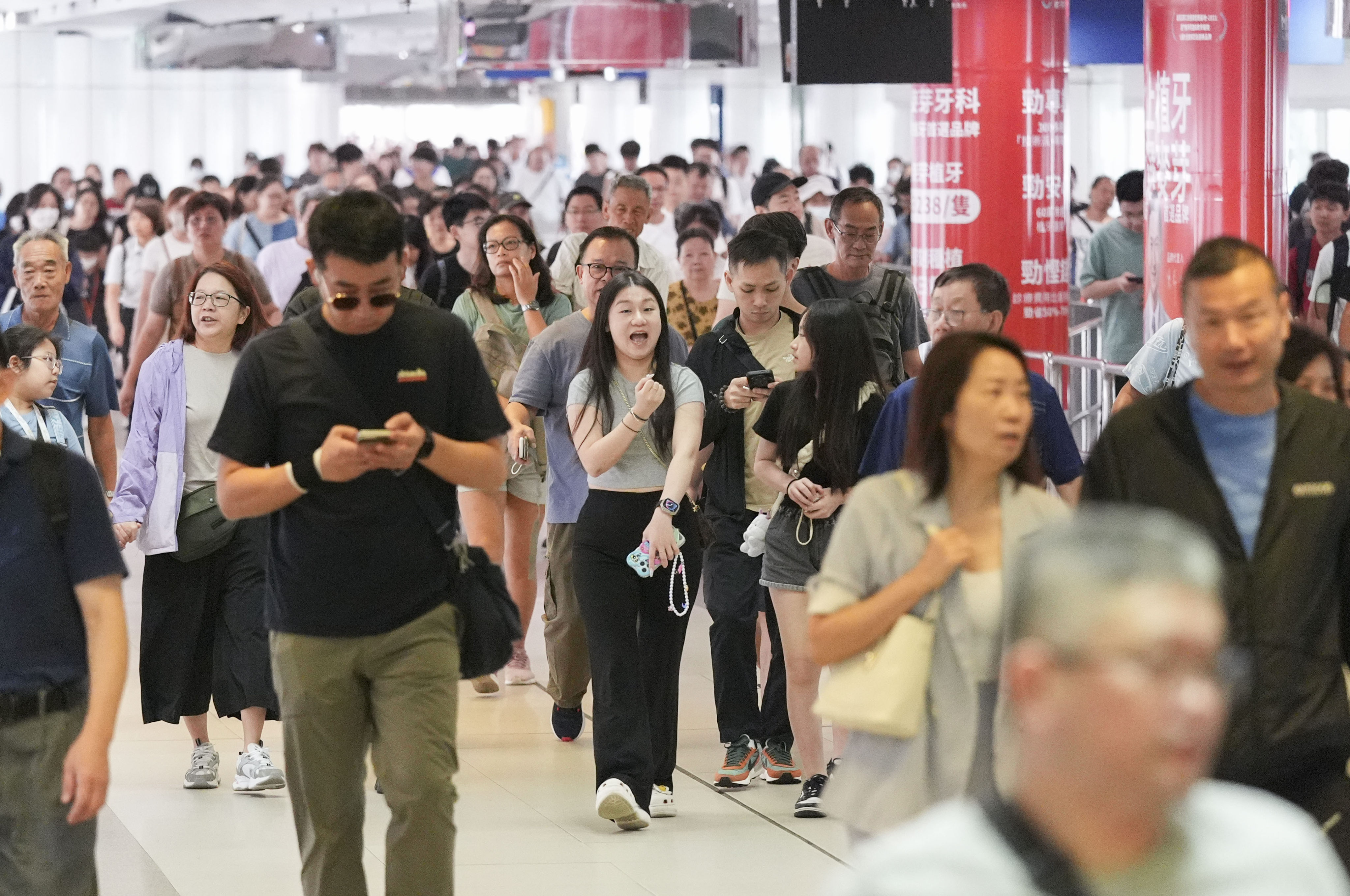 Hongkongers head to Shenzhen via Lo Wu station during the National Day holiday, on October 1. Photo: Eugene Lee