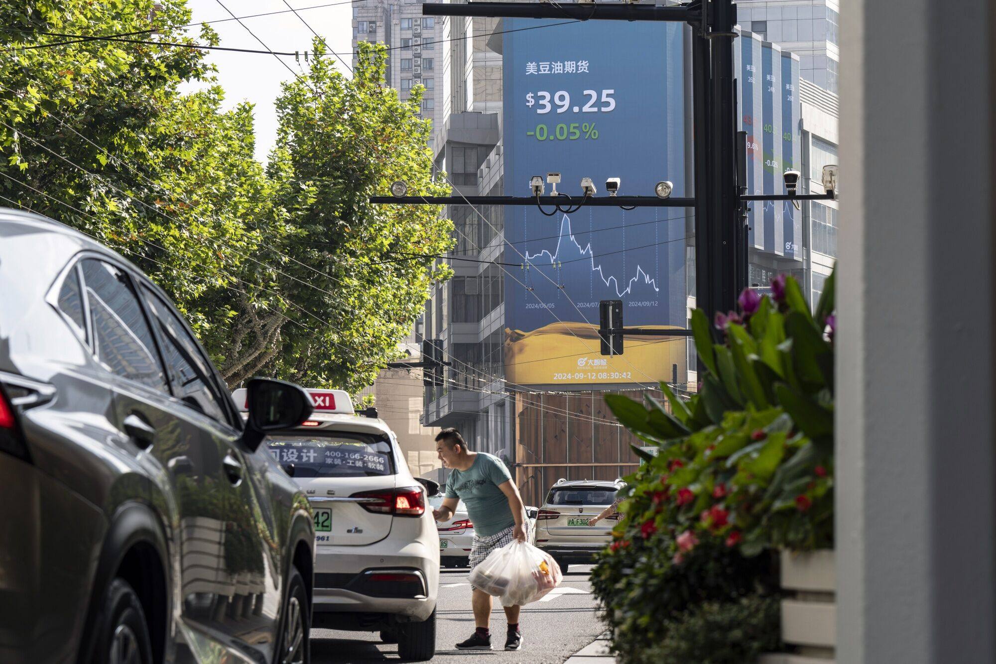 A public screen displaying financial figures in Shanghai. Photo: Bloomberg