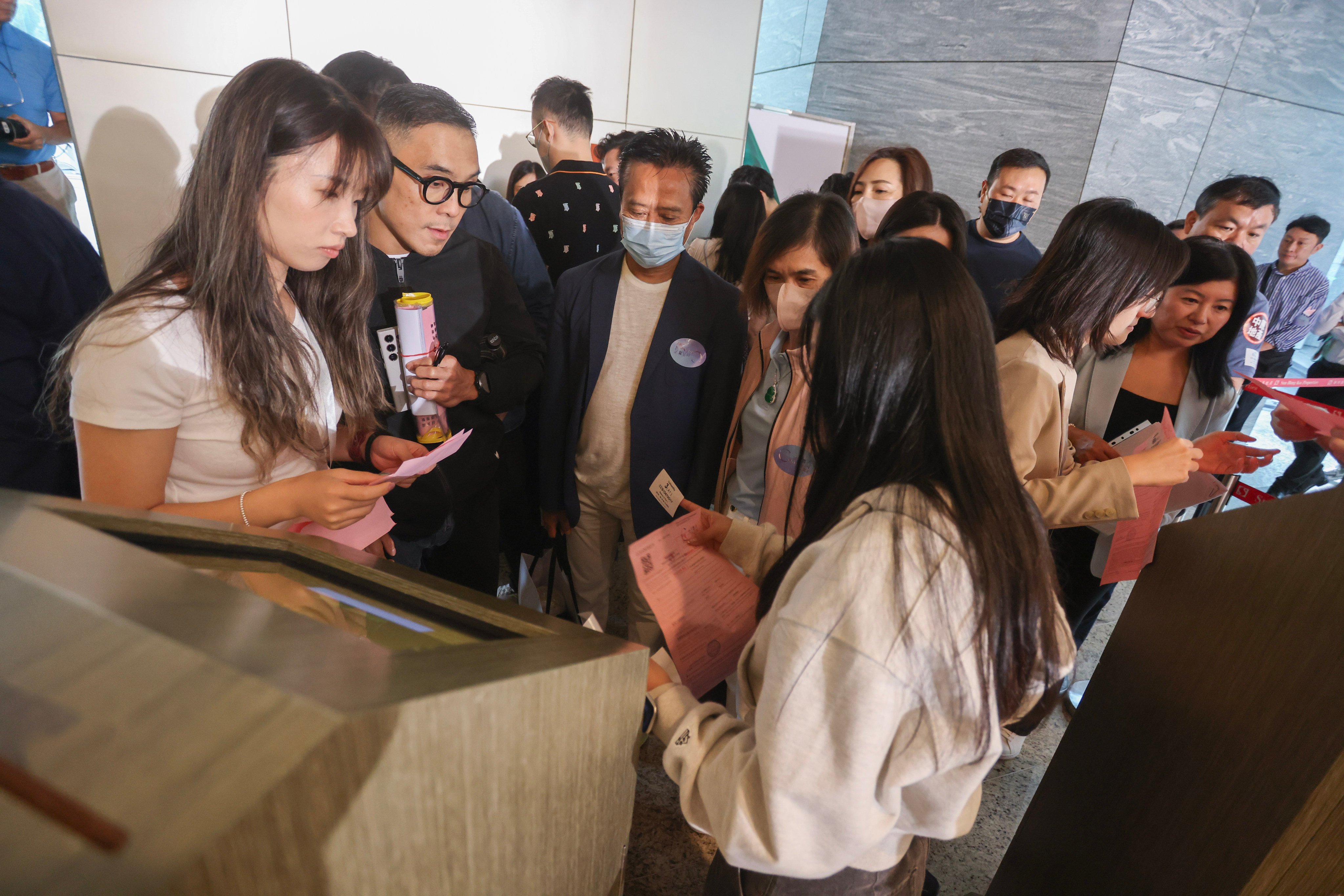 Homebuyers pack Sun Hung Kai Properties’ sales office for Cullinan Sky Phase 1 at the ICC in West Kowloon. Photo: Jonathan Wong