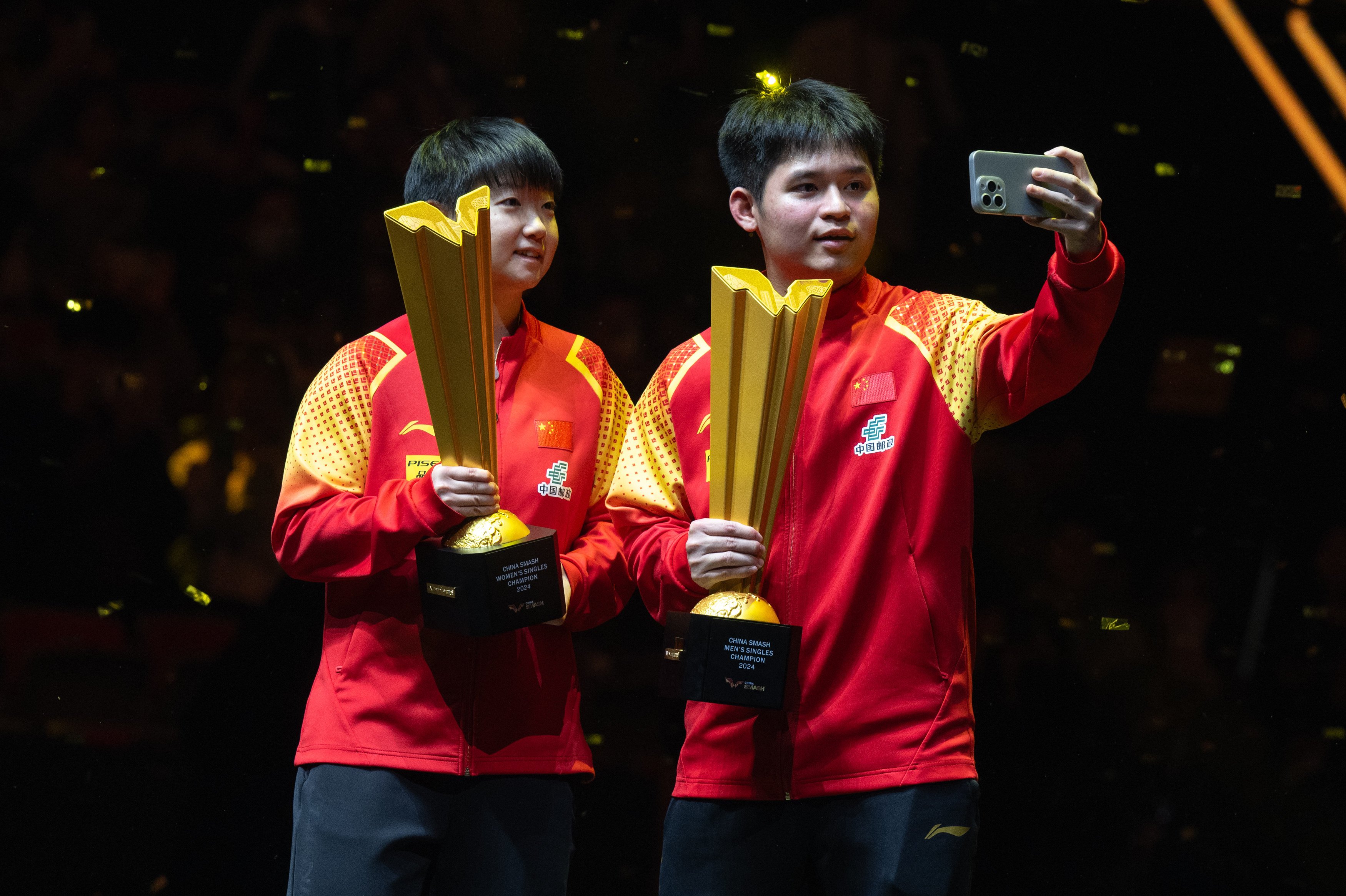 Lin Shidong (right) takes a selfie with Sun Yingsha at the China Smash event in Beijing. Photo: Xinhua