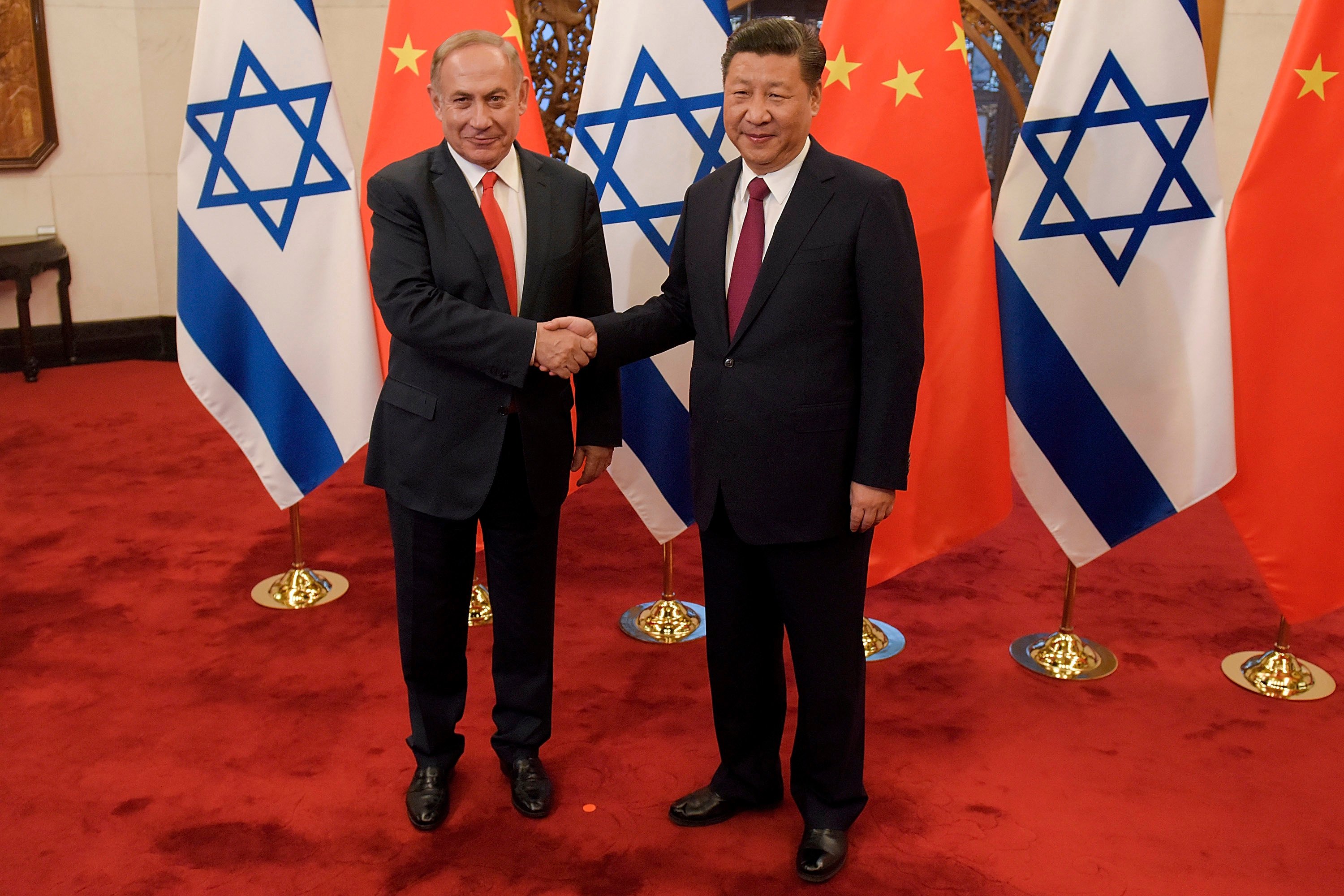 Israeli Prime Minister Benjamin Netanyahu (left) and Chinese President Xi Jinping pose for photographers ahead of their talks at Diaoyutai State Guesthouse on March 21, 2017 in Beijing, China. Photo: AP 