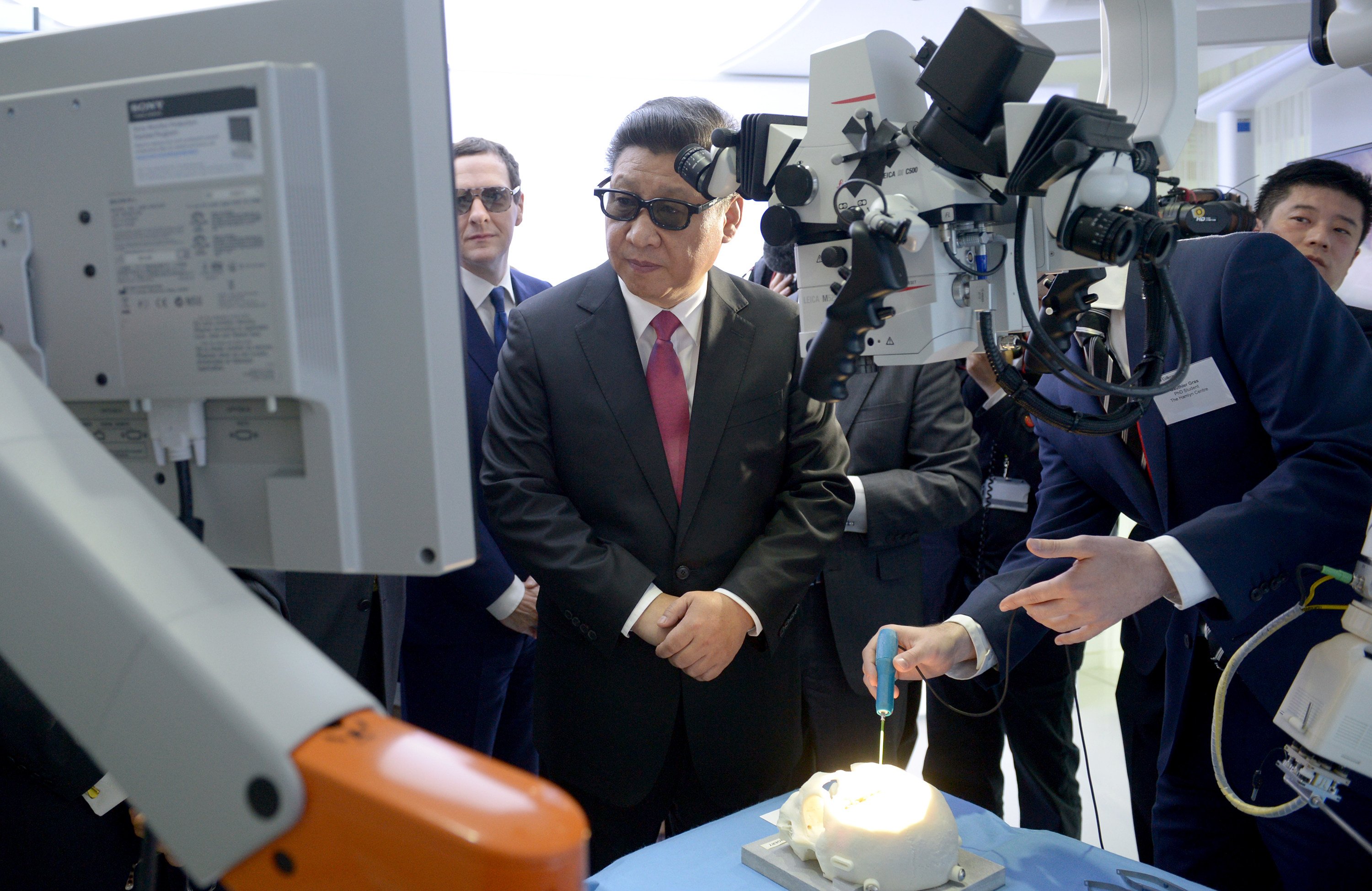 Chinese President Xi Jinping wears 3D glasses to view robotic equipment during a visit to Imperial College London, on October 21, 2015. Photo: AP