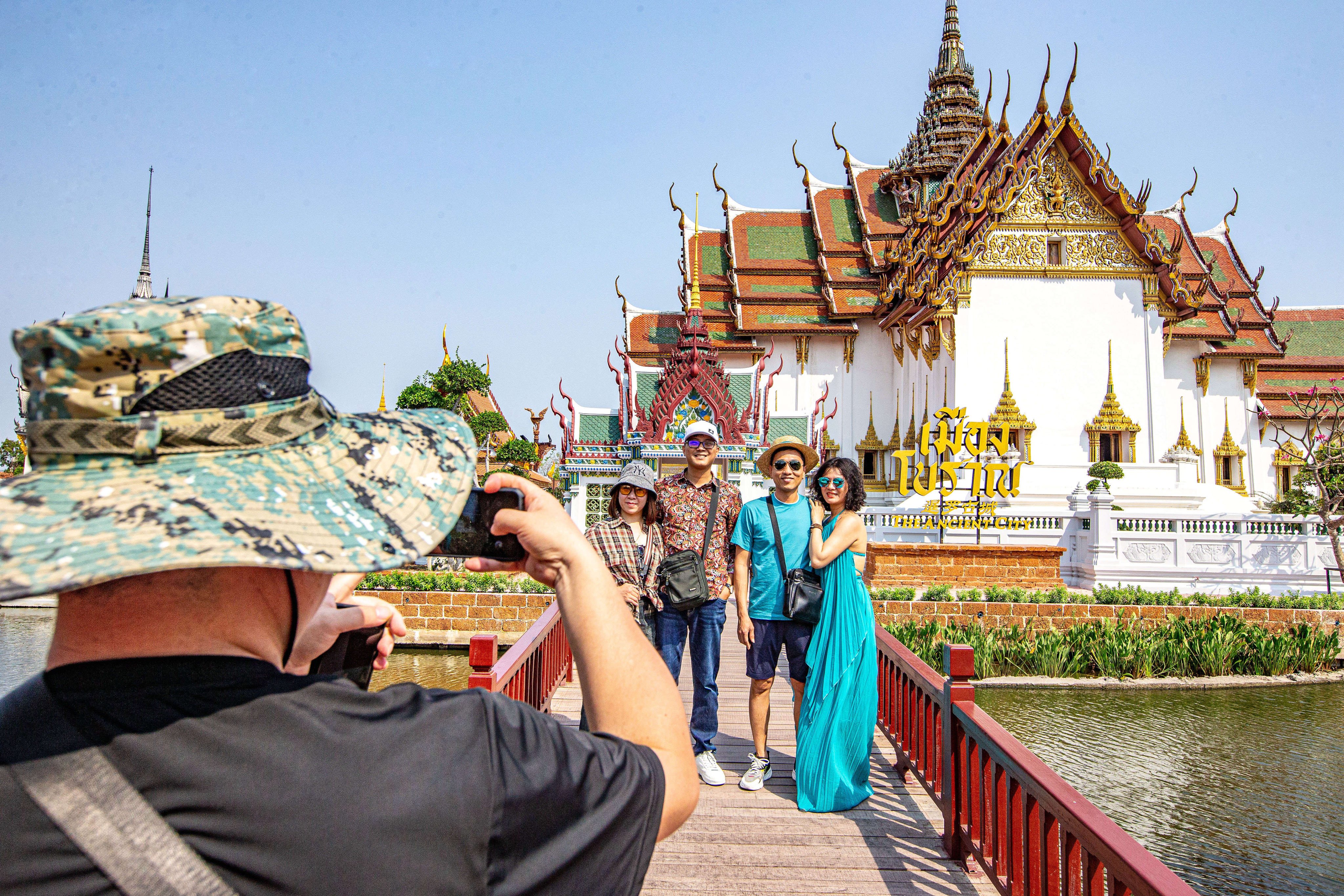 Chinese tourists pose for a group photo at Ancient Siam in Samut Prakan, Thailand. Photo: Xinhua