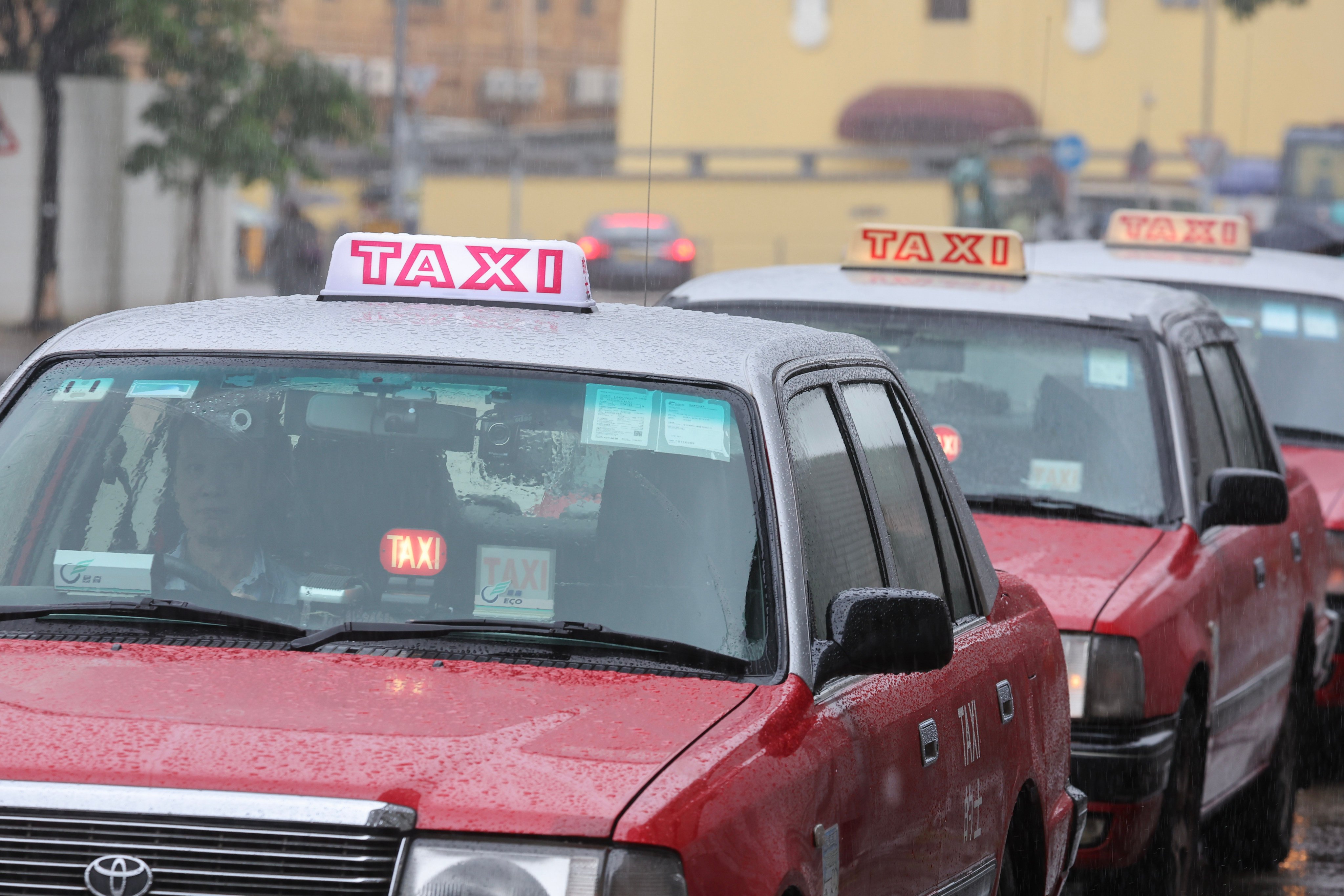 Taxis queuing up for passengers in Kowloon Tong on September 21. Photo: Edmond So