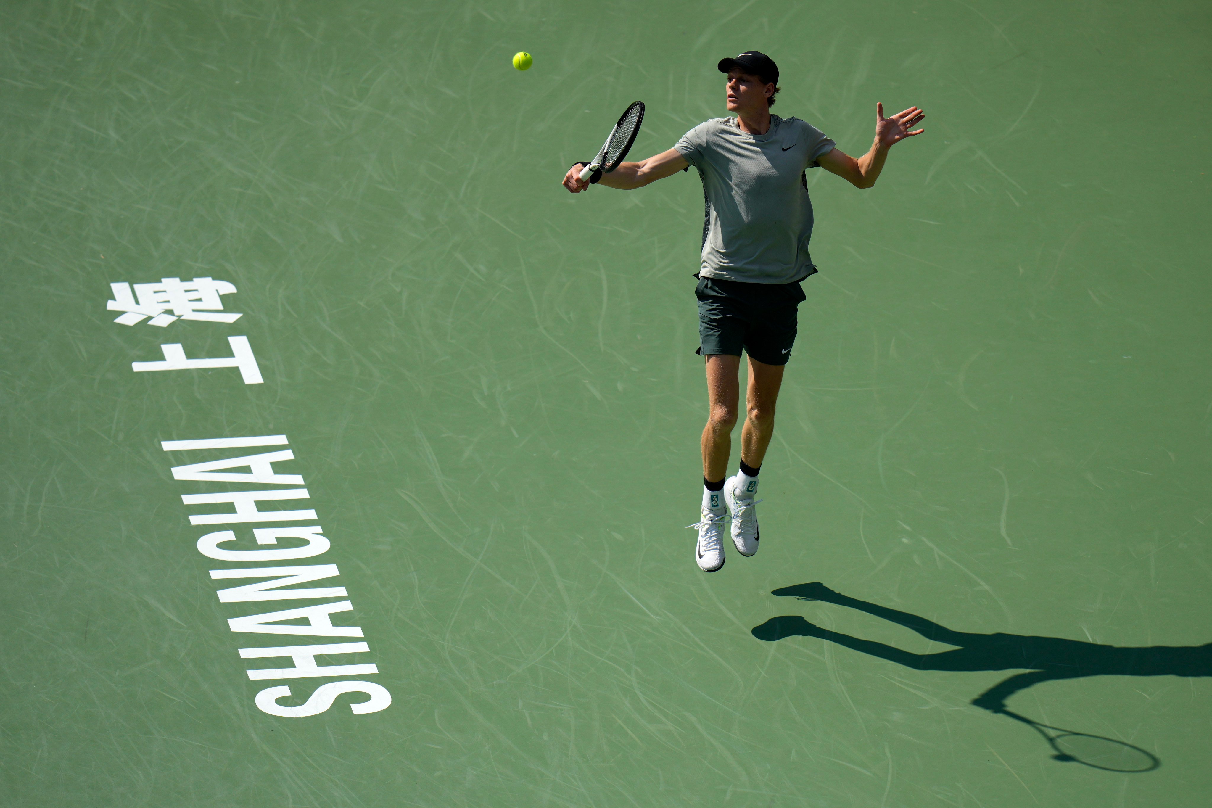 Jannik Sinner of Italy plays a backhand return against Ben Shelton of the United States during the men’s singles fourth round match in the Shanghai Masters tennis tournament at Qizhong Forest Sports City Tennis Center in Shanghai, China, Wednesday, Oct. 9, 2024. (AP Photo/Andy Wong)