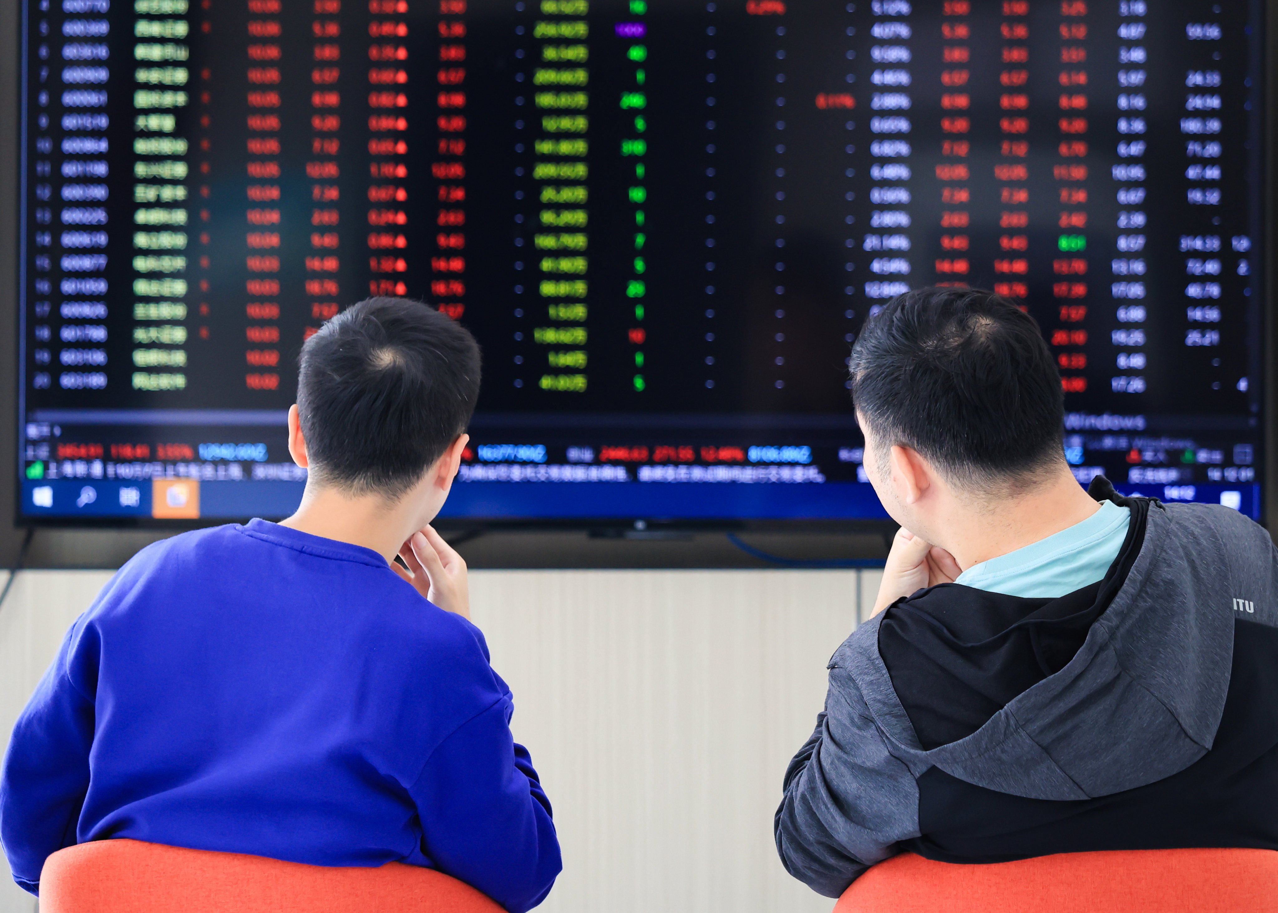 Investors pay attention to the stock market trends at a securities firm in Nanjing, east China’s Jiangsu province. Photo: Xinhua