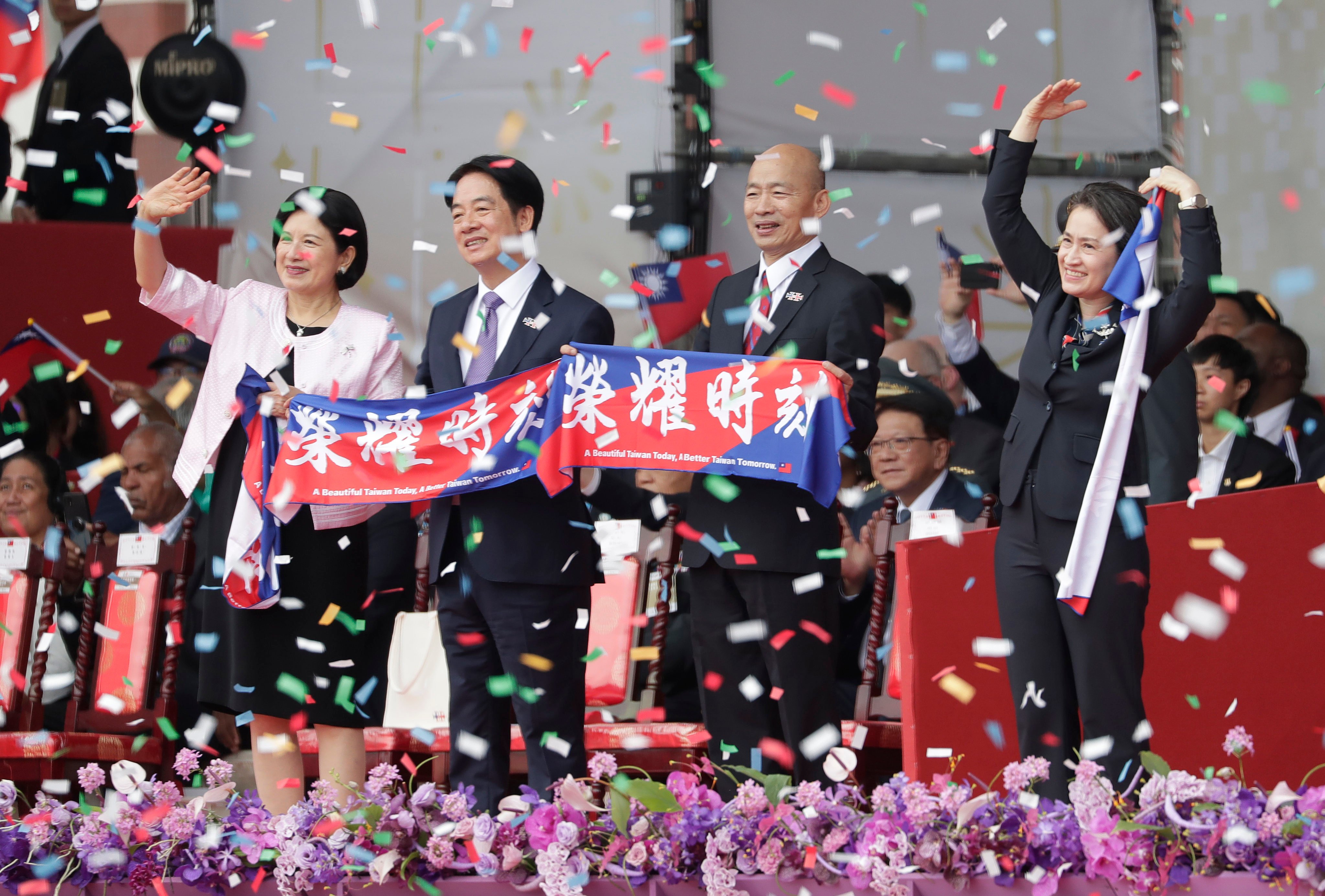 Taiwan first lady Wu Mei-ru, left, William Lai Ching-te, Han Guo-yu and Hsiao Bi-khim cheer during National Day celebrations in Taipei on Thursday. Photo: AP