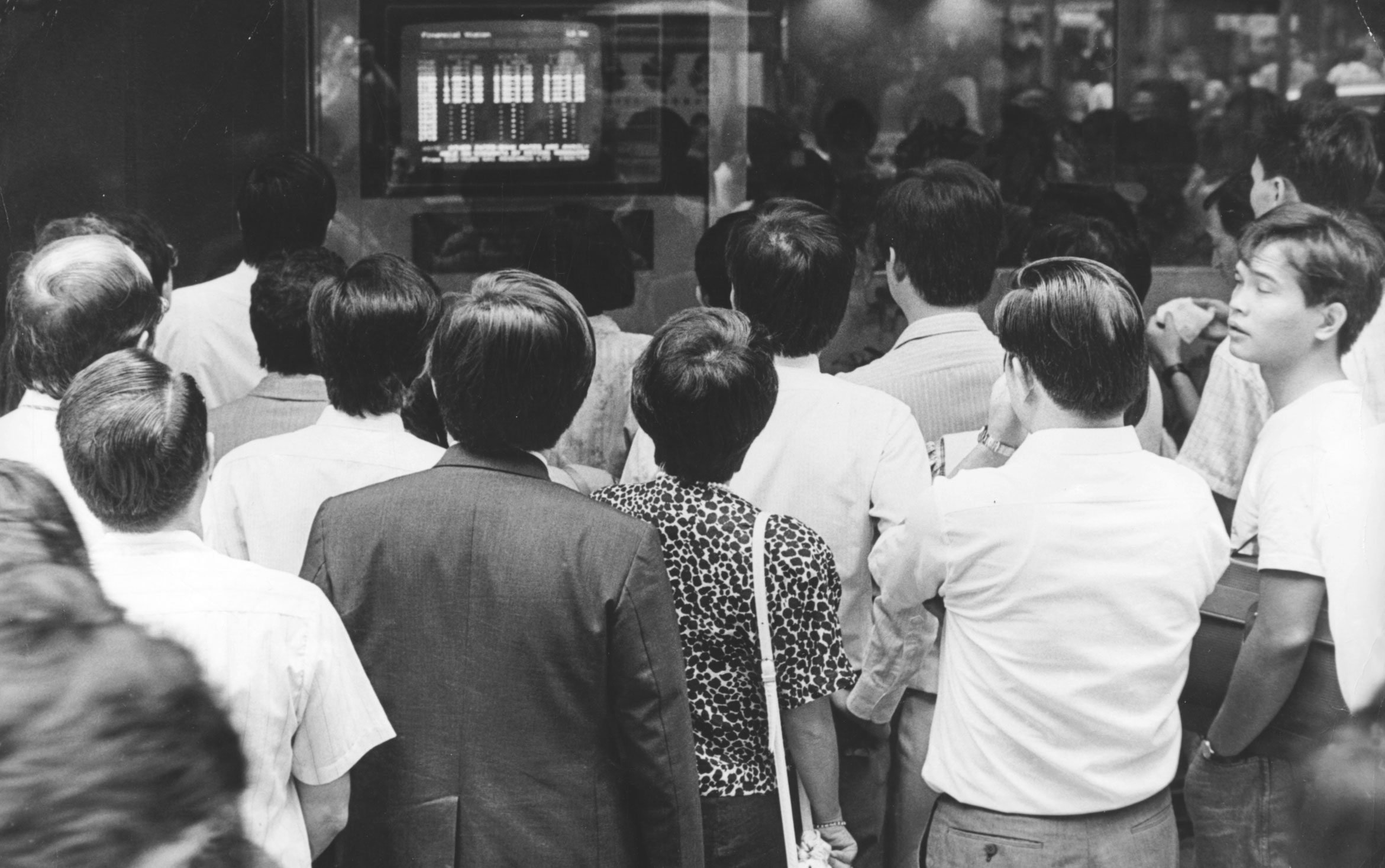 People watch the Hang Seng Index on TV terminals outside a bank as the market plunges on Black Monday, October 19, 1987. Photo: SCMP Pictures