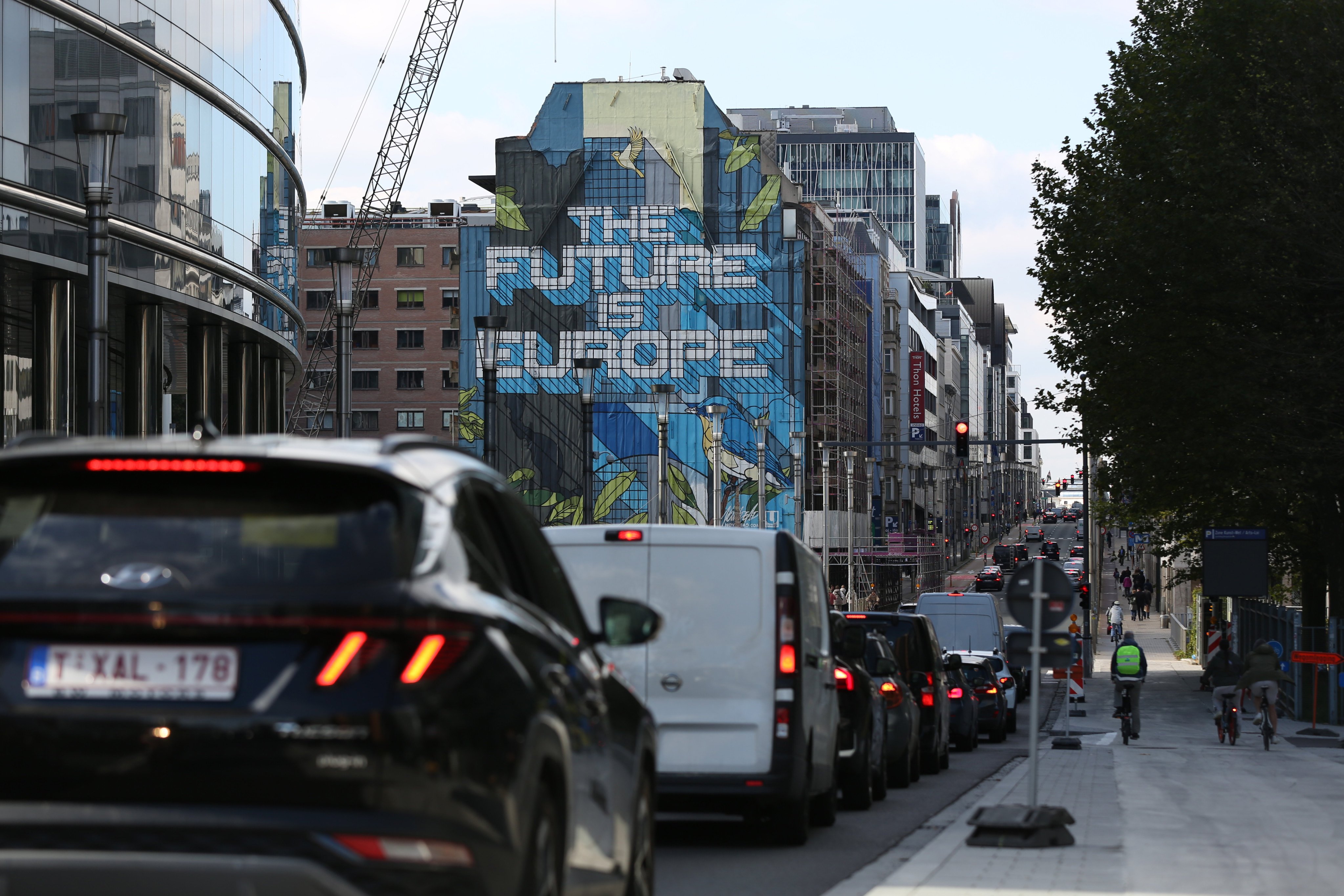 Vehicles queue near the EU headquarters in Brussels on October 4. The European Commission has voted to impose tariffs on EVs manufactured in China, with only five member nations voting against the plan. Photo: Xinhua