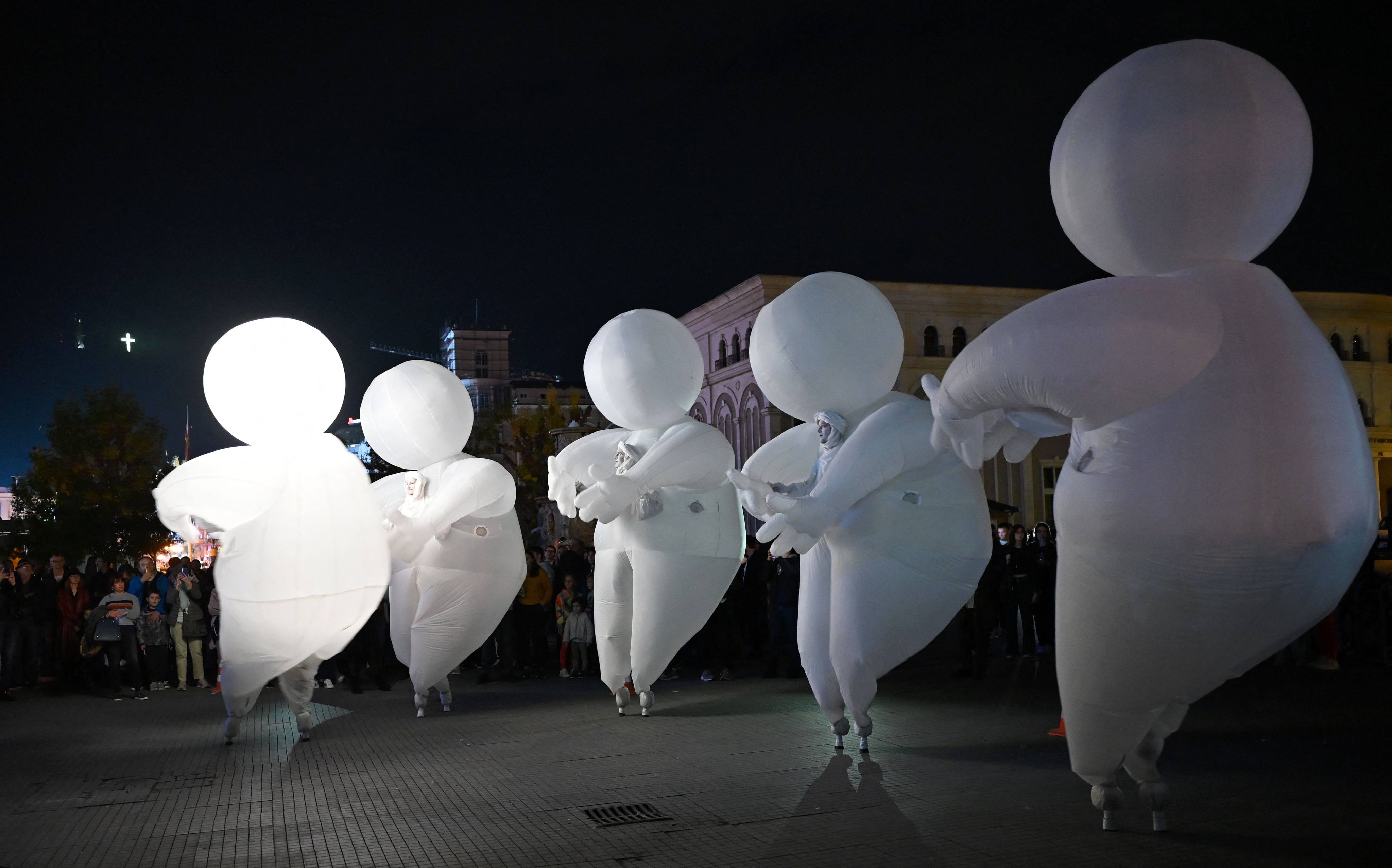 Members of French theater troupe “La Compagnie des Quidams” perform the play “Herbert’s Dream”. Photo: AFP