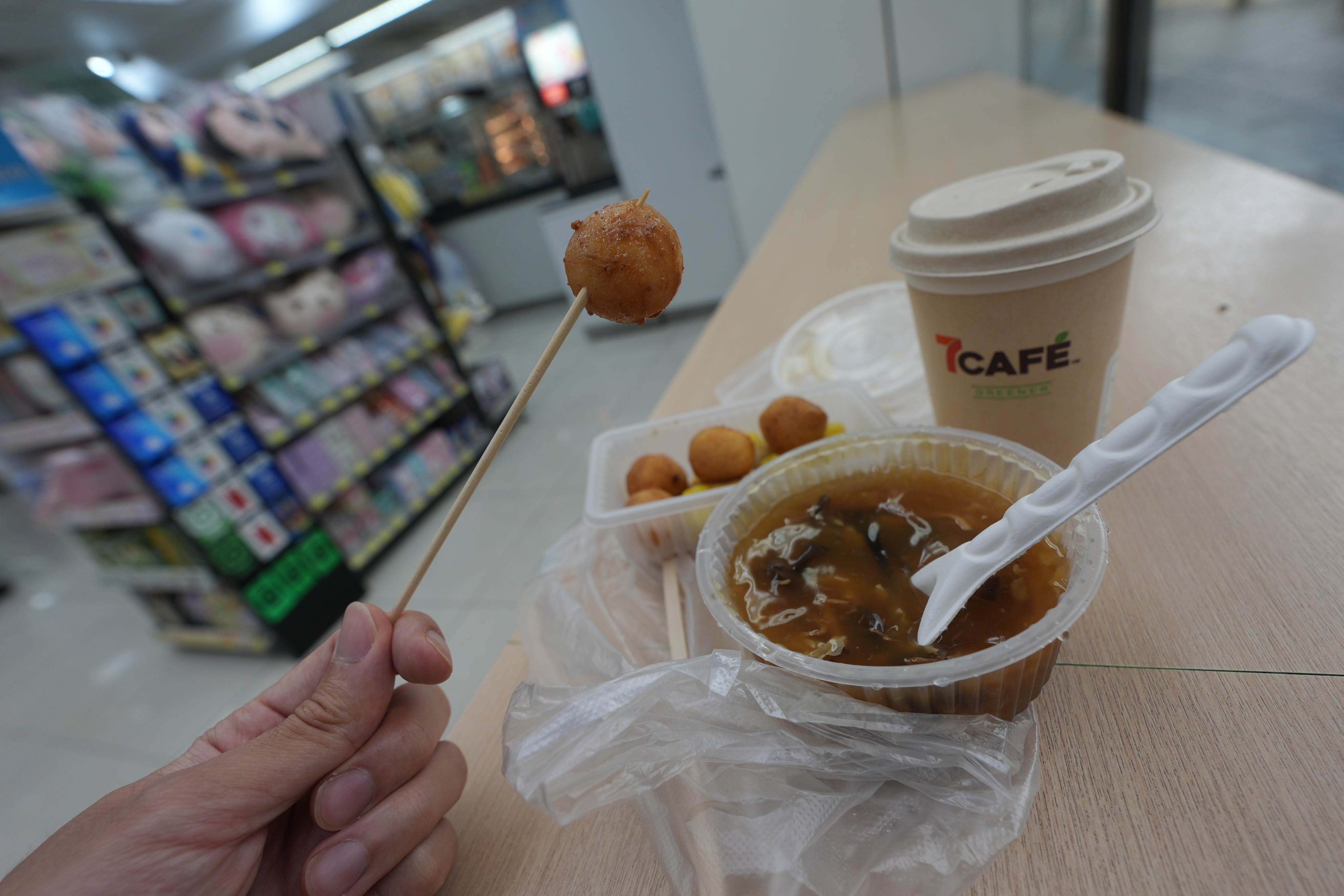 7-Eleven in April provided customers with disposable plastic boxes, paper tableware and bamboo sticks regardless of takeaway or dine-in orders. Photo: Eugene Lee