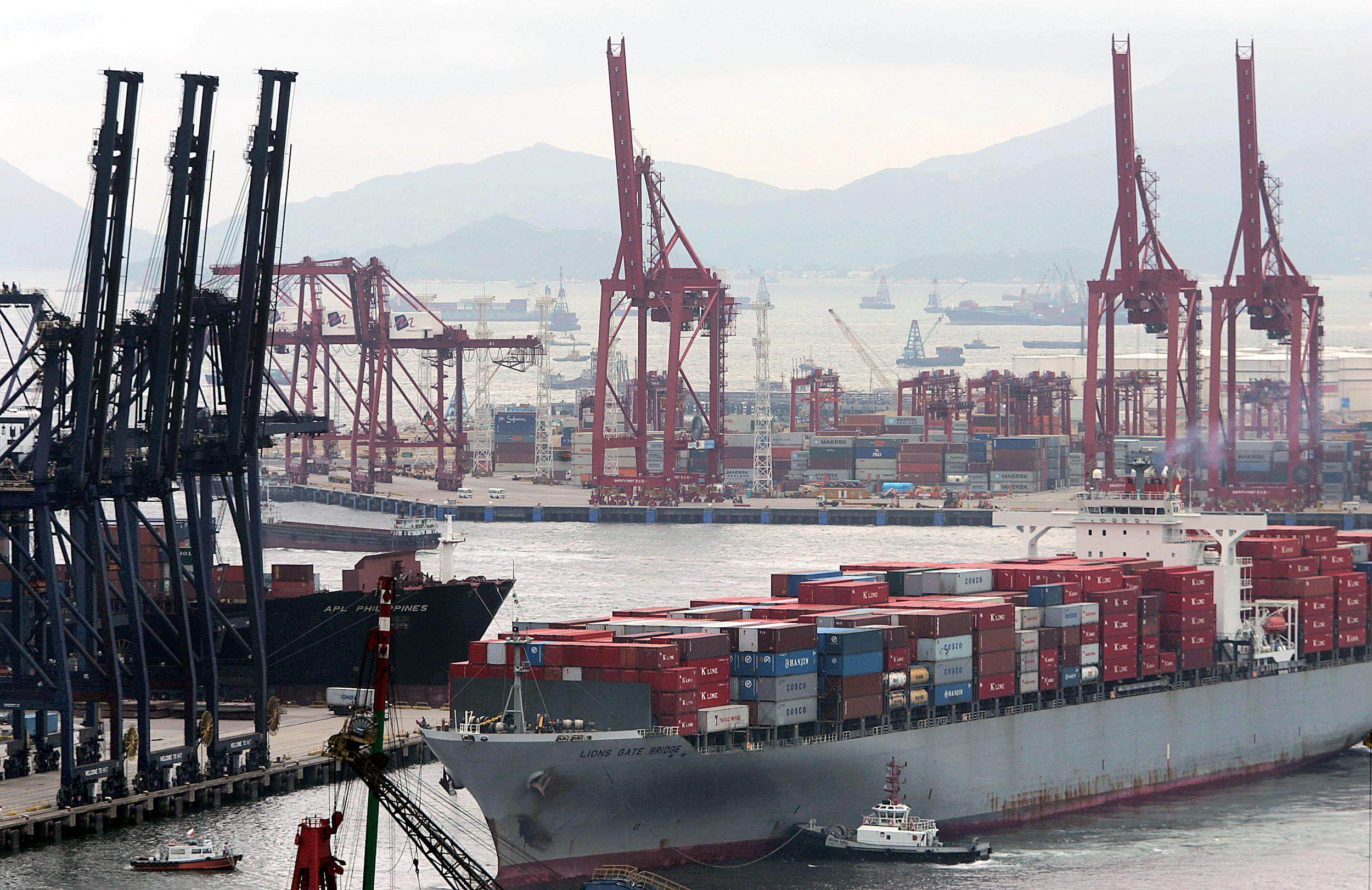 Cargo ships are loaded and unloaded in Hong Kong in July 2004. Today, the city’s maritime services and shipping sectors face transformative challenges. Photo: AFP