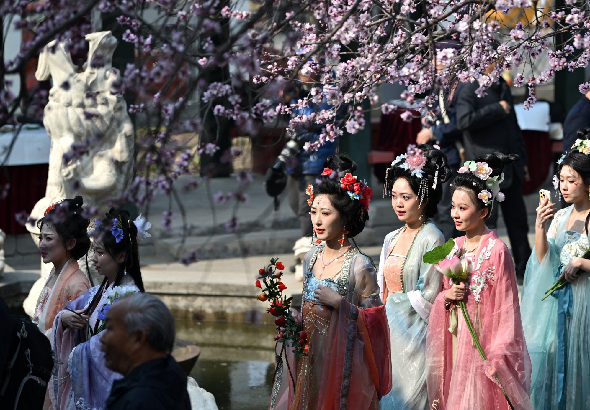 Explainer - Traditional China hanfu clothing revival ...