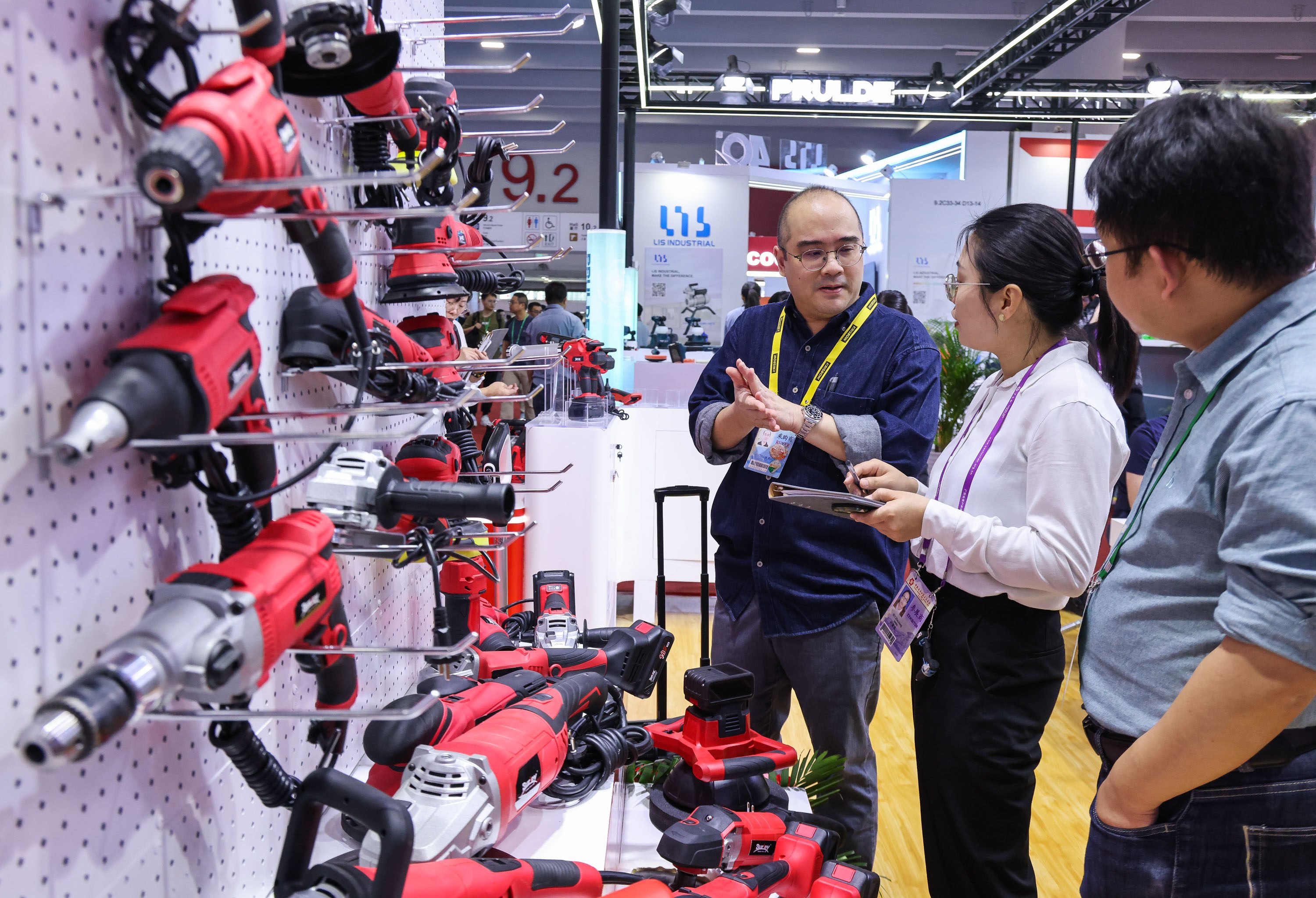 Indonesian businessman William Widjaja (left) attends the Canton Fair in  April. Photo: Xinhua