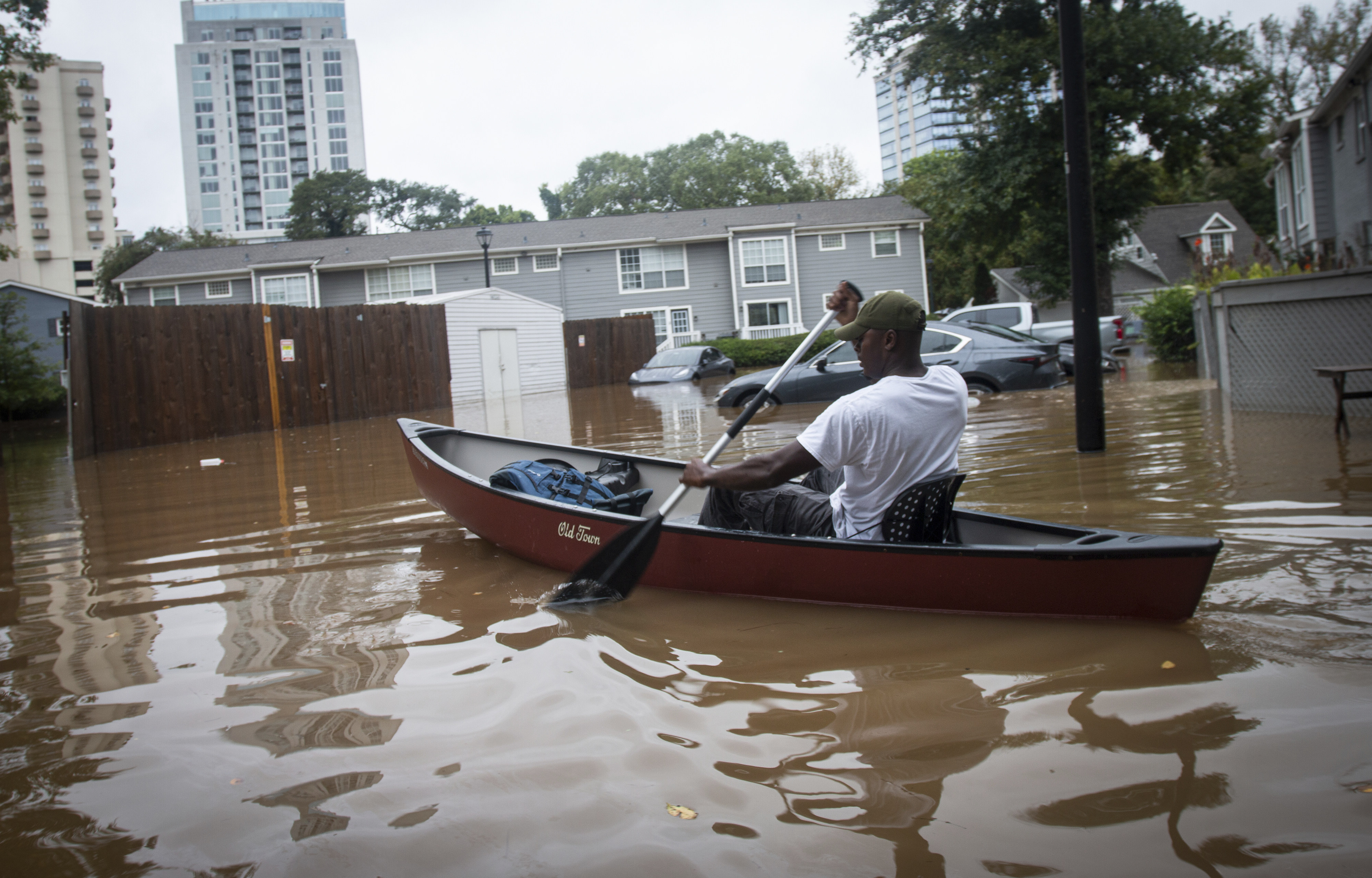 A man paddles a canoe at a flooded complex in Atlanta, Georgia after Hurricane Helene passed the area on September 27. A judge on Thursday said she will not order Georgia to reopen voter registration for November’s elections despite disruptions to registration caused by Helene. Photo: AP